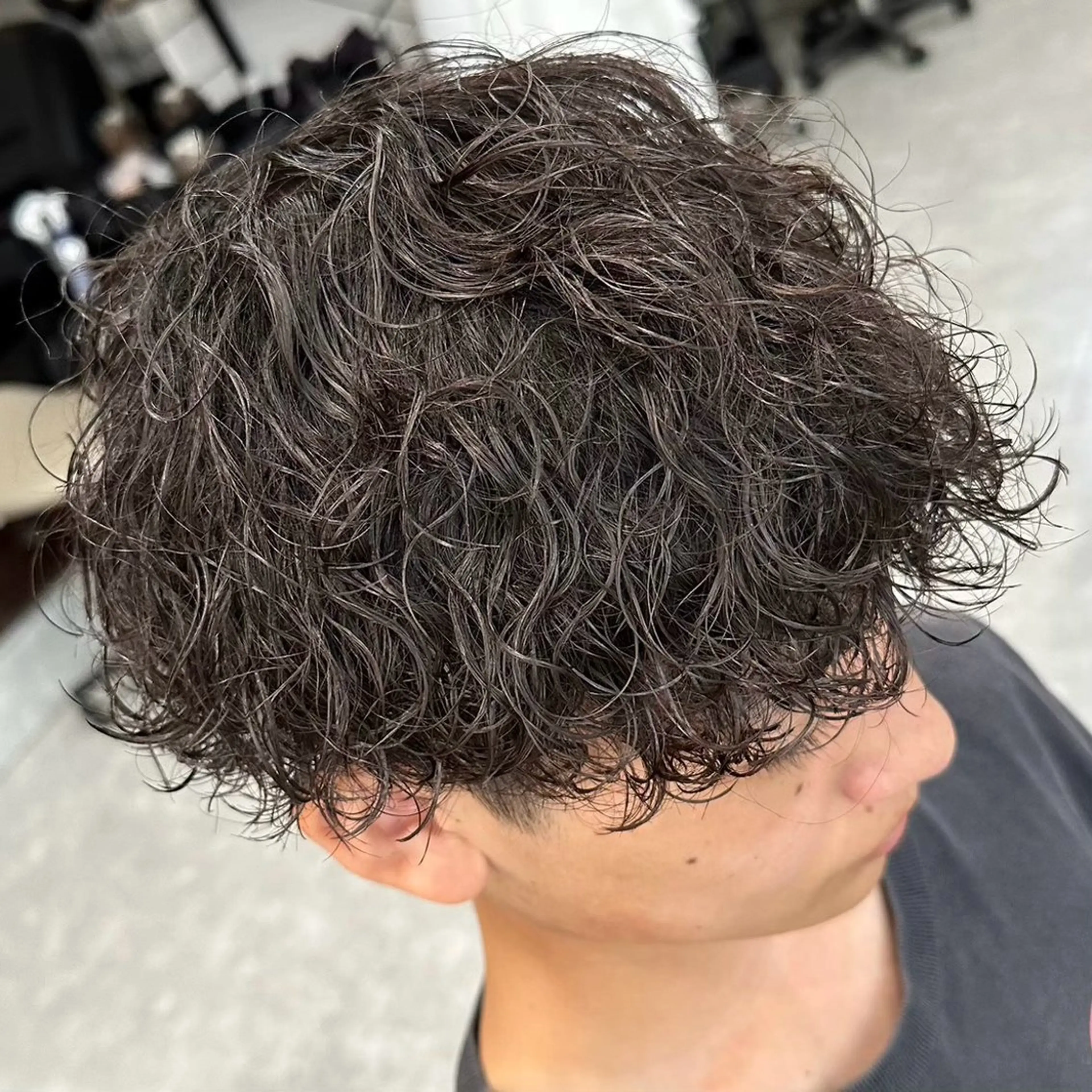 ミディアム パーマ メンズ ミディアムパーマ メンズパーマ 波巻きパーマ スパイラルパーマ メンズパーマ WATARUのヘアスタイル