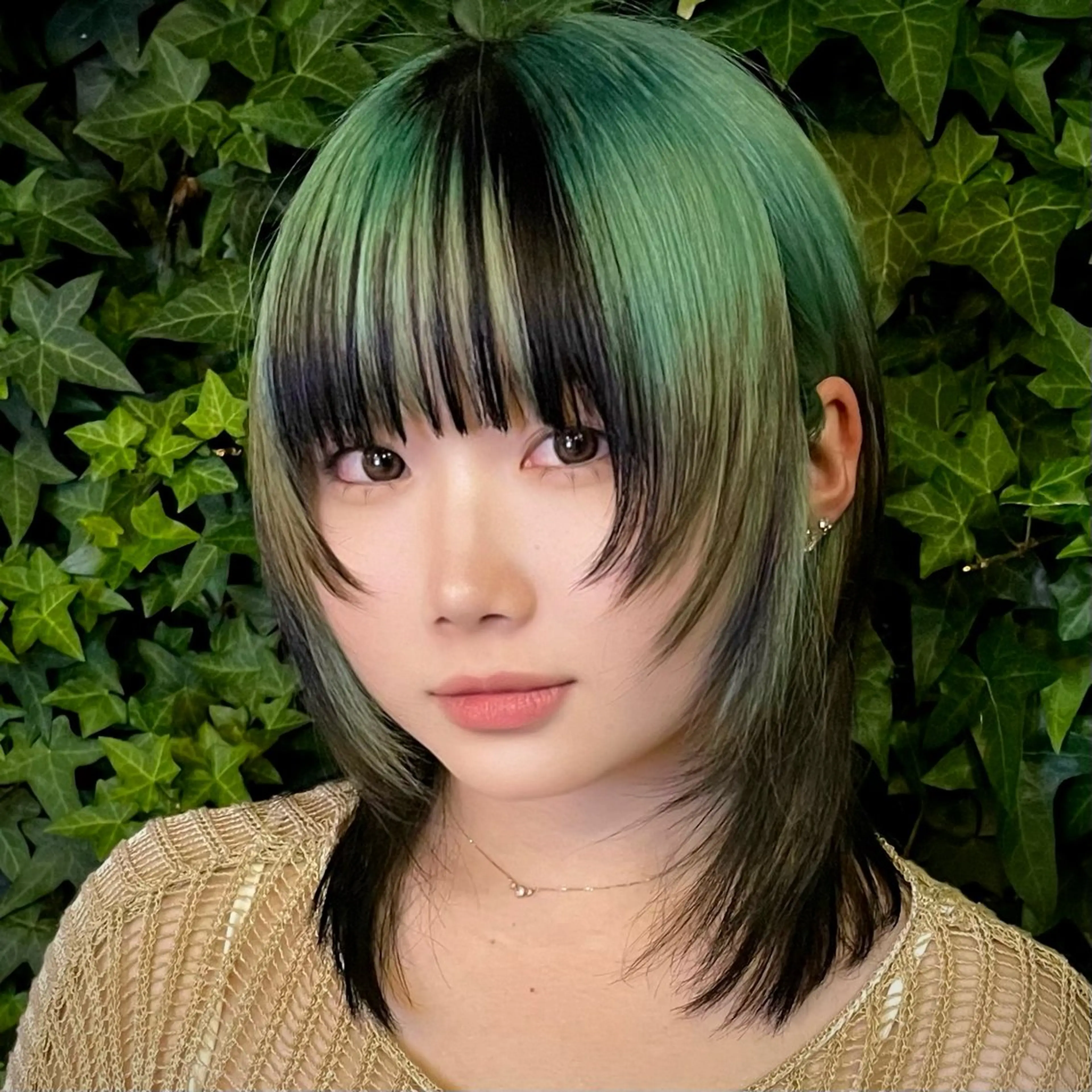 ミディアム カット ウルフ/レイヤー/ ブリーチカラーのヘアスタイル