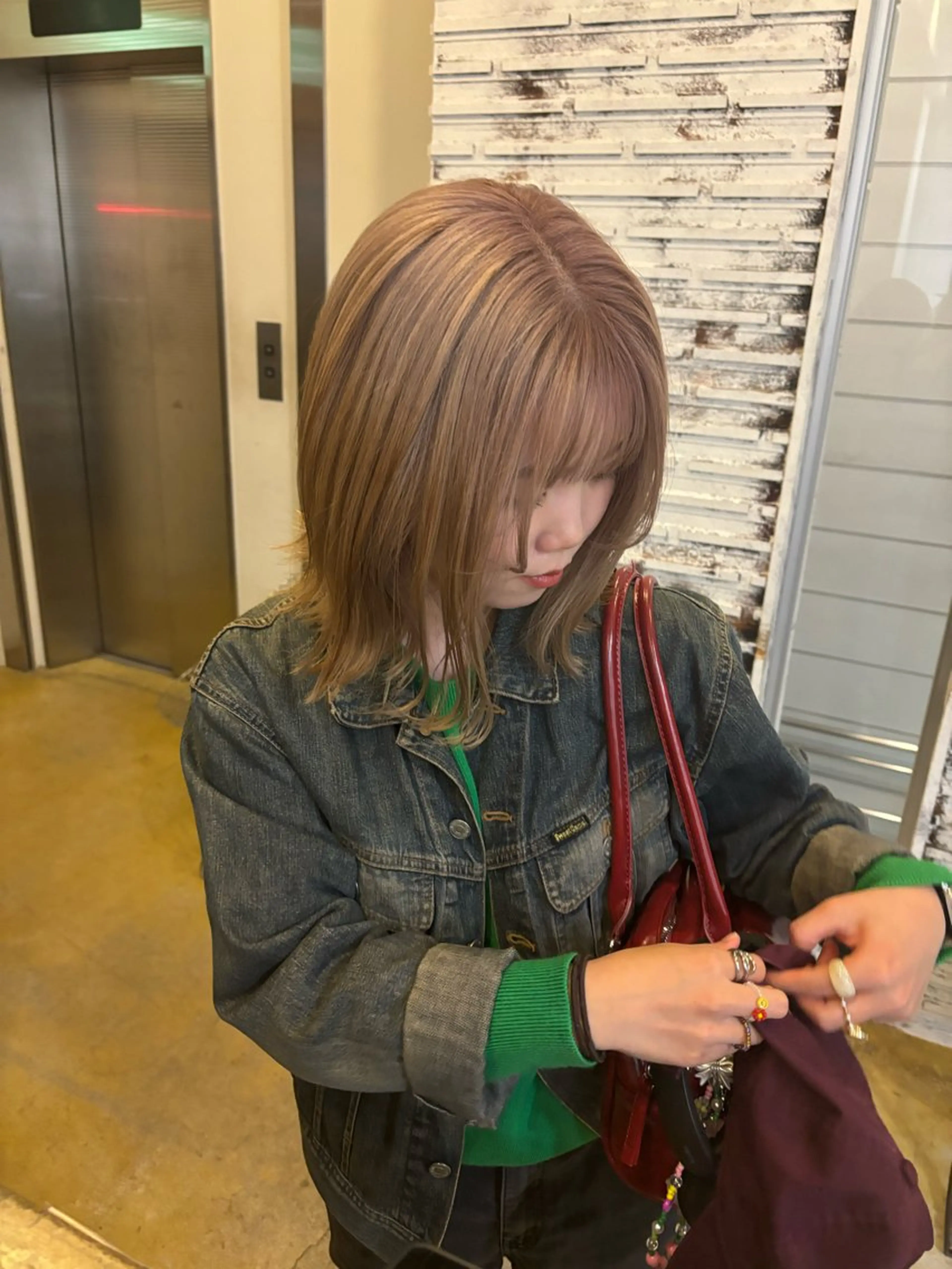 カラー ベージュカラー 伊藤 優衣/アイブロ ウ／透明感カラーのヘアスタイル