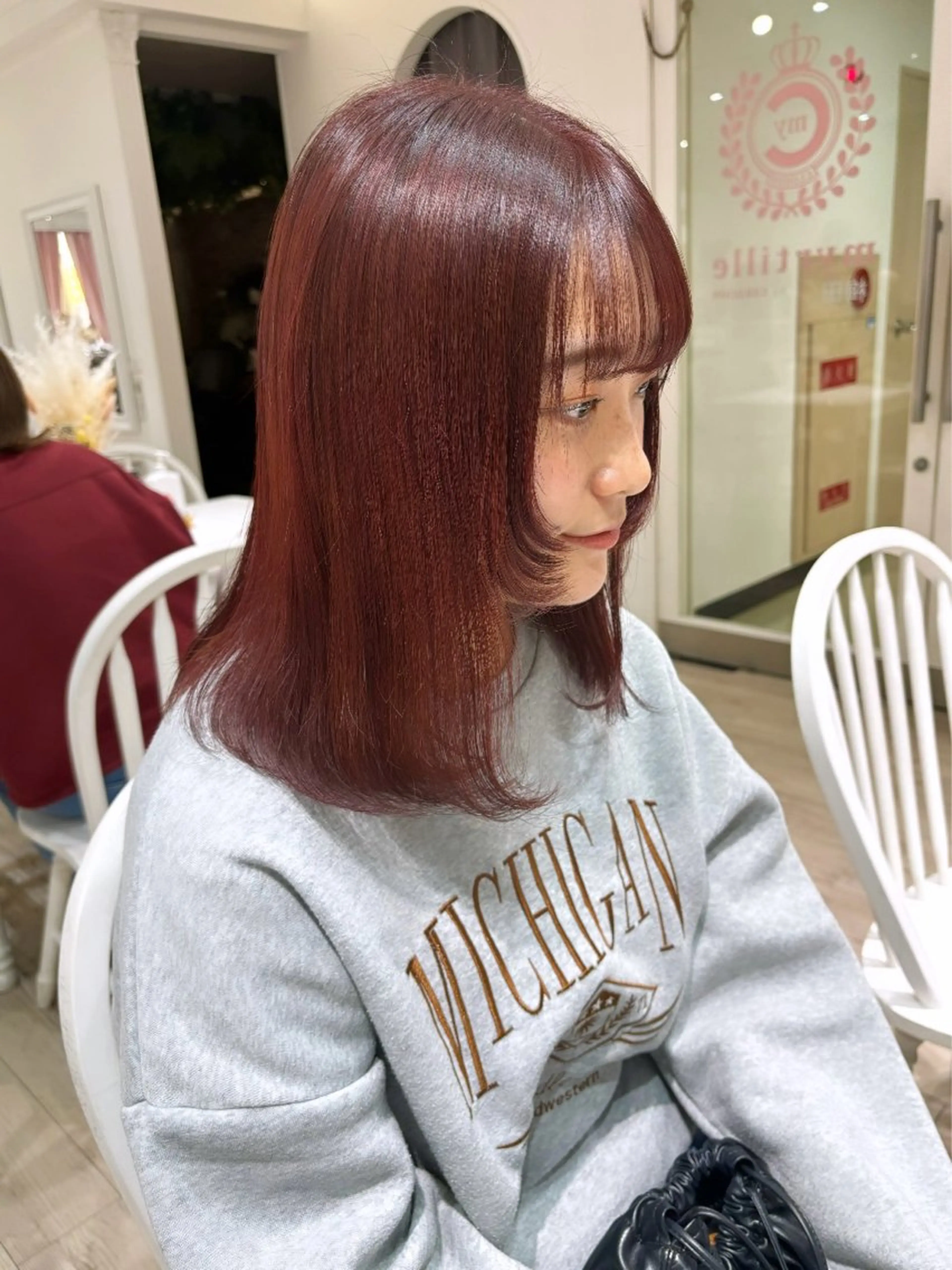 ミディアム カラー ブリーチ ボルドーカラー ブリーチなしカラー 顔周りカット レイヤーカット 暖色カラー✨️ 門内 梨真のヘアスタイル