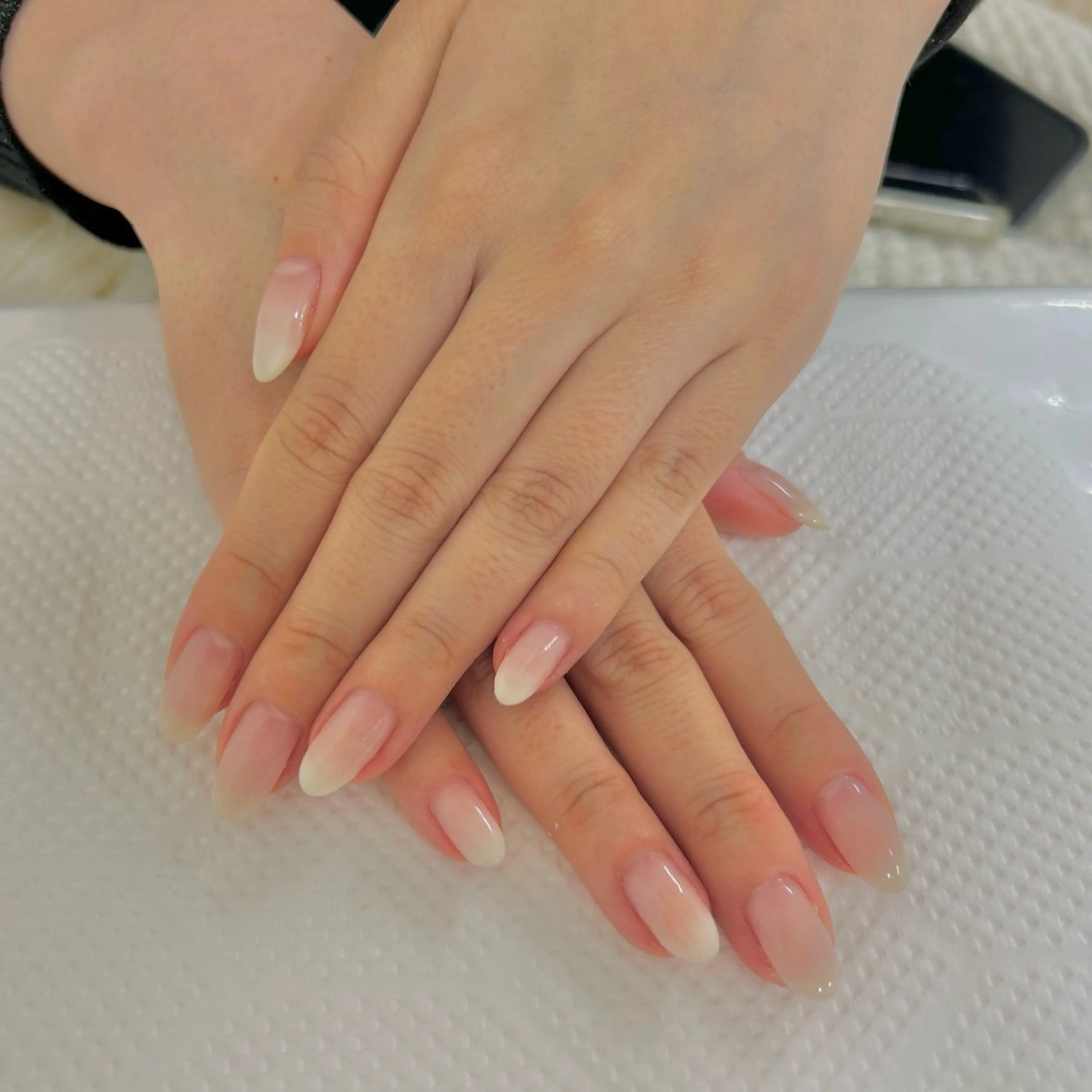 ネイル グラデーション ホワイト ハンドネイル 片倉 愛美のネイルデザイン