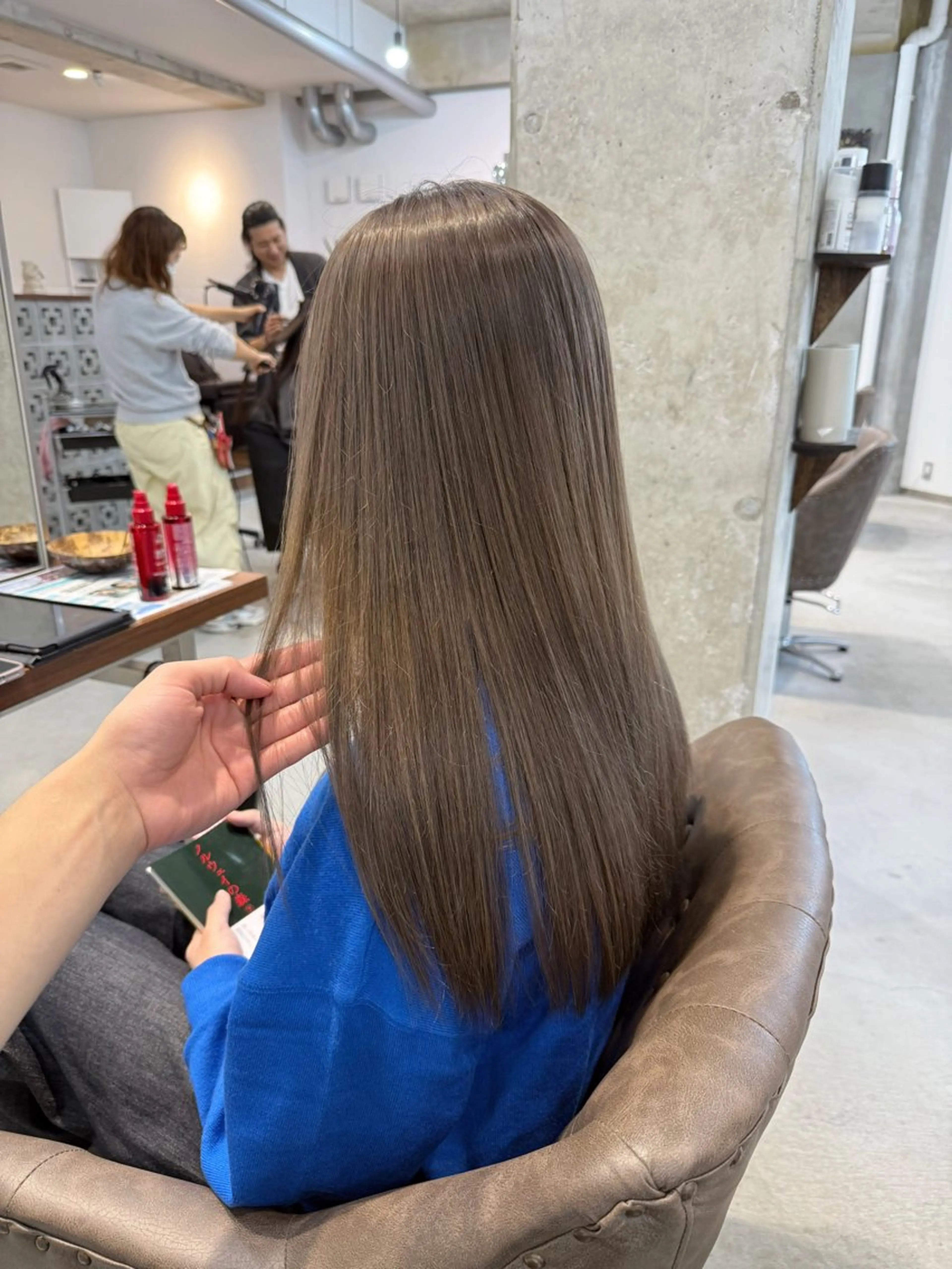 ロング カラー ブリーチ グレージュ カット ヘアカラー カイリ /レイヤーカットのヘアスタイル