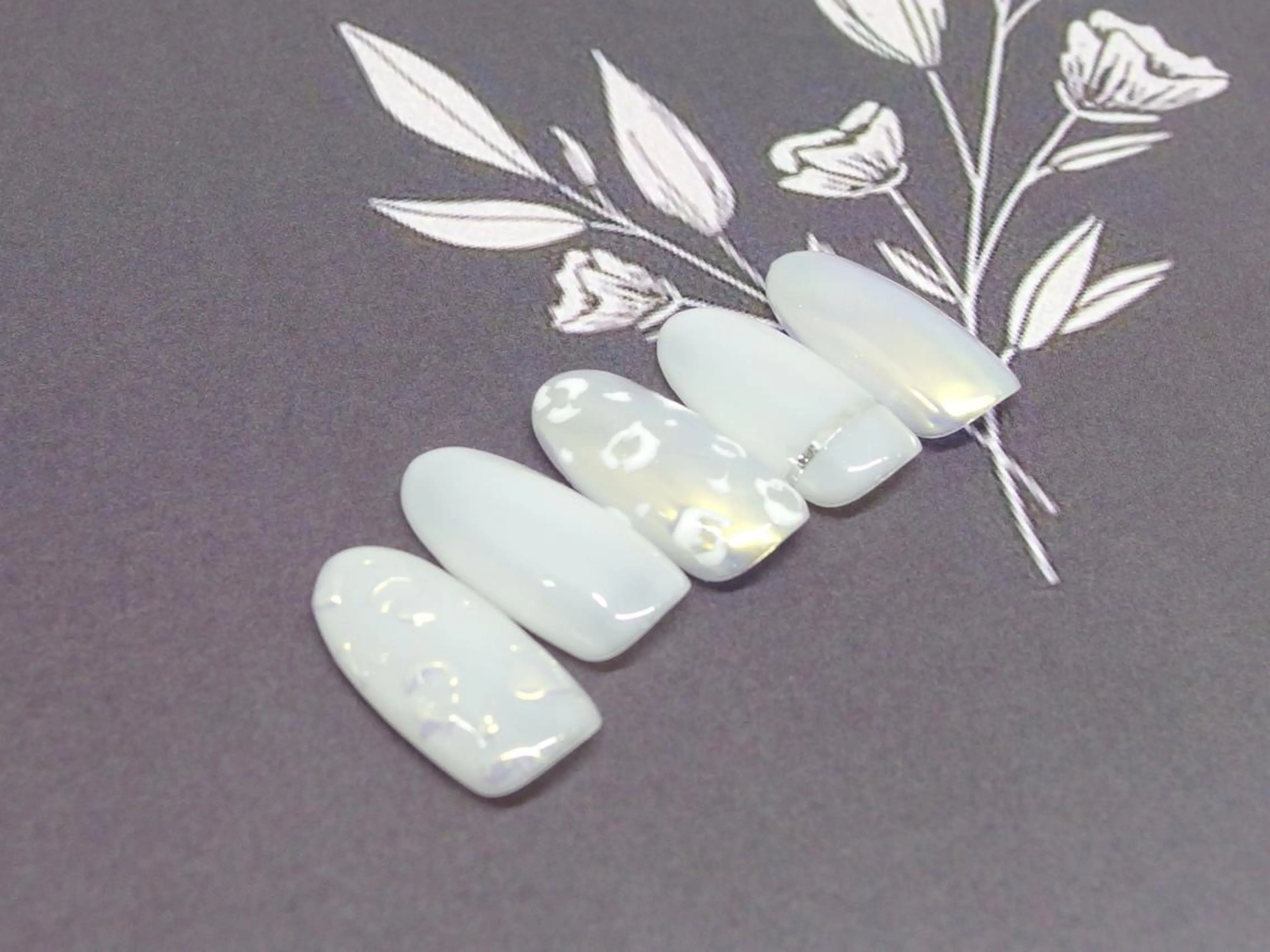 ネイル アートネイル ホワイト ハンドネイル ティーエヌ 金山駅東口店のネイルデザイン