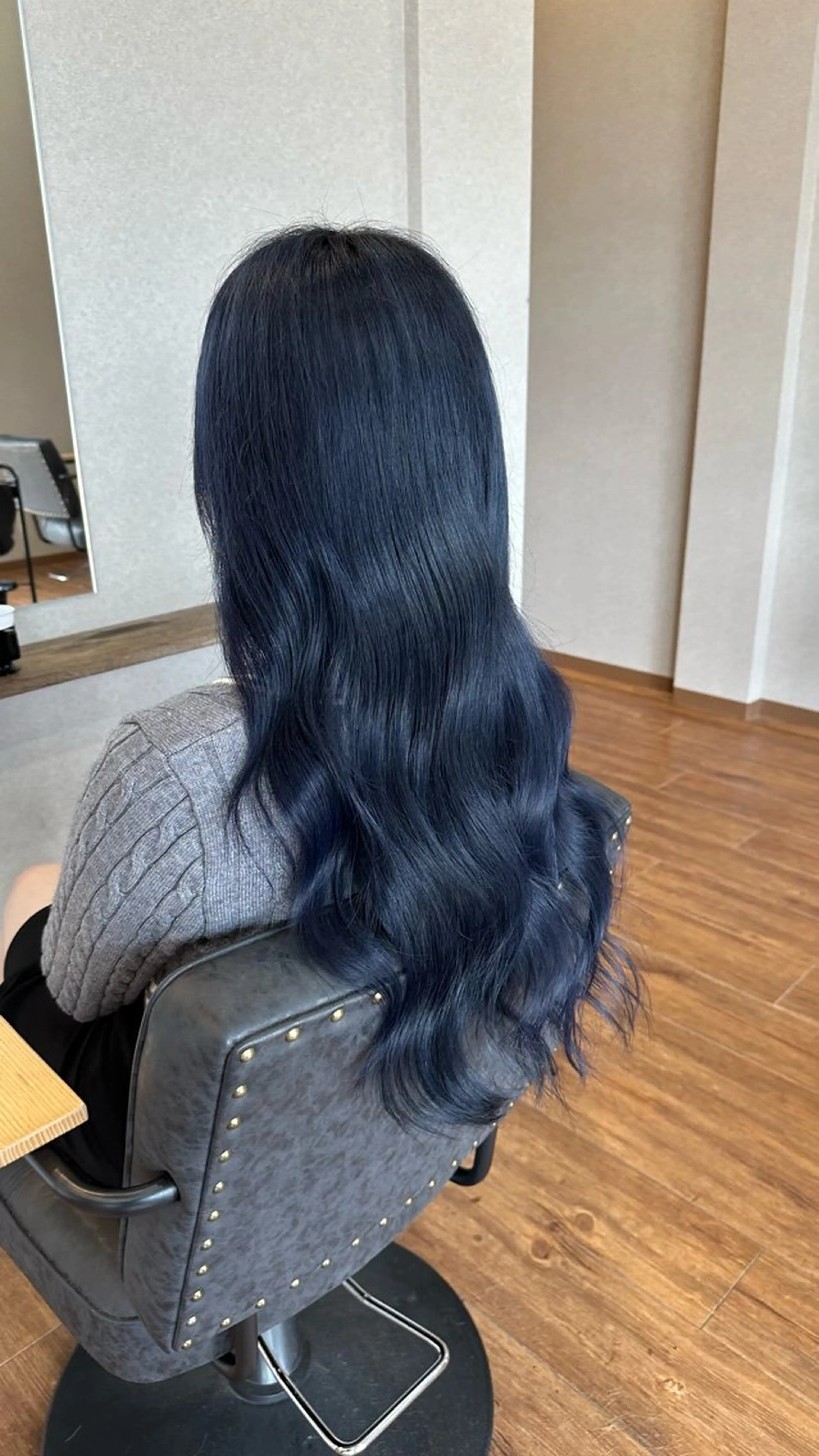 ロング カラー 黒髪 ブルーカラー ブルーブラック ヘアカラー トリートメント clocca所属・鵜飼 真伍のヘアスタイル