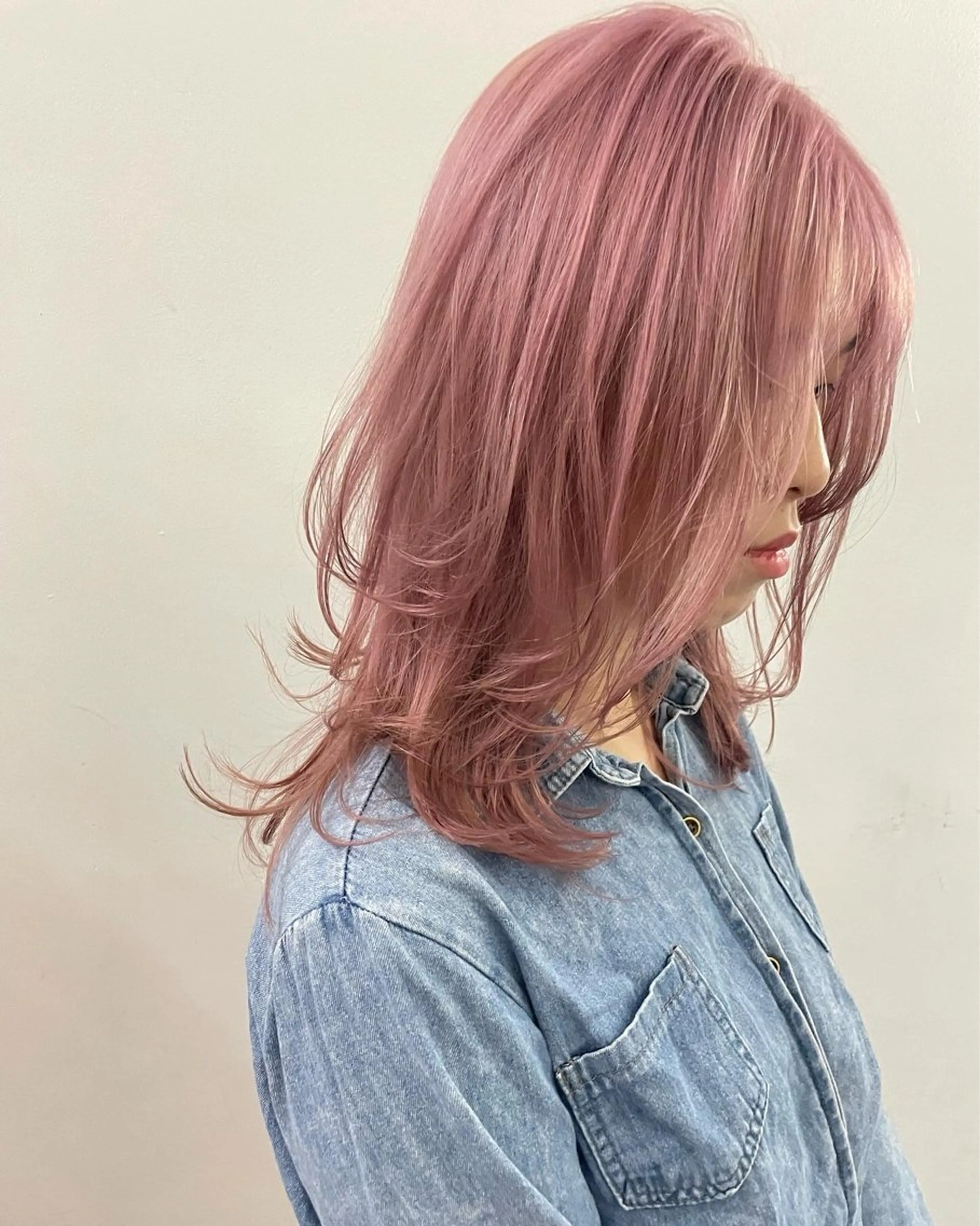 ミディアム ⭐ハイトーンブリーチ ミルクティーピンクのヘアスタイル