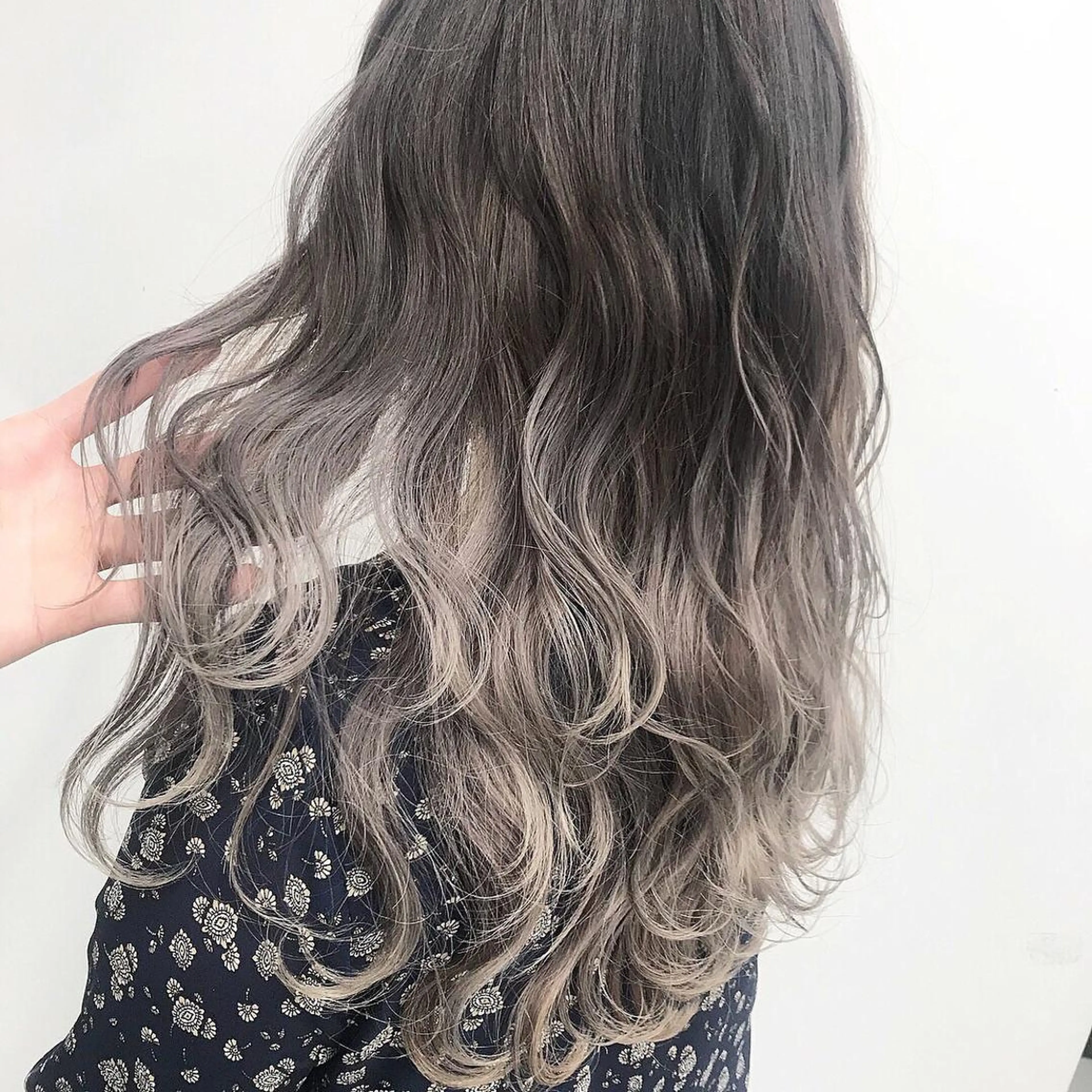 ロング カラー 黒髪 ブリーチ ダブルカラー 【公式】amble luxe池袋東口🩷のヘアスタイル