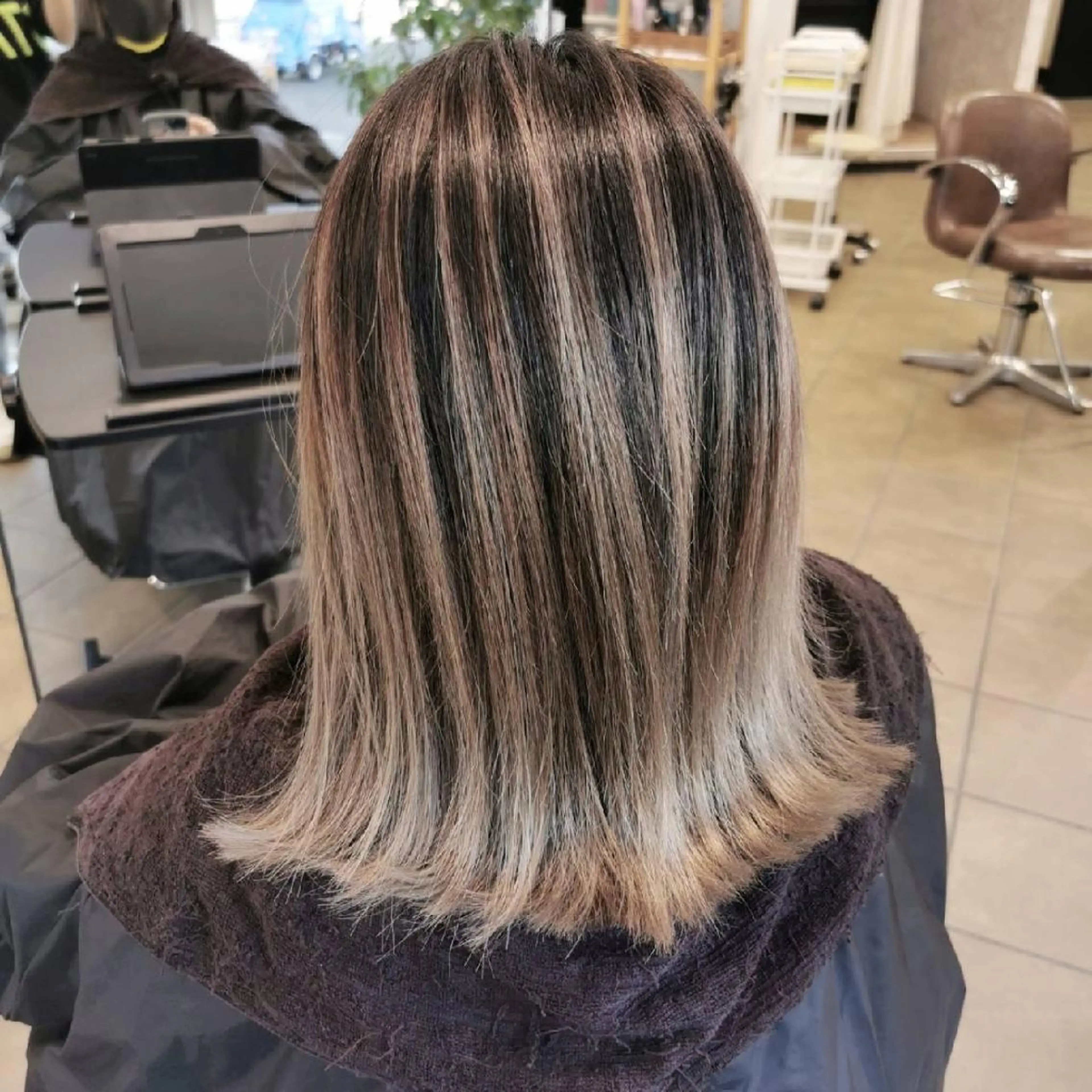 ミディアム レイヤーカット ヘアカラー Luisハイライト　 喜連瓜破、髪質改善のヘアスタイル