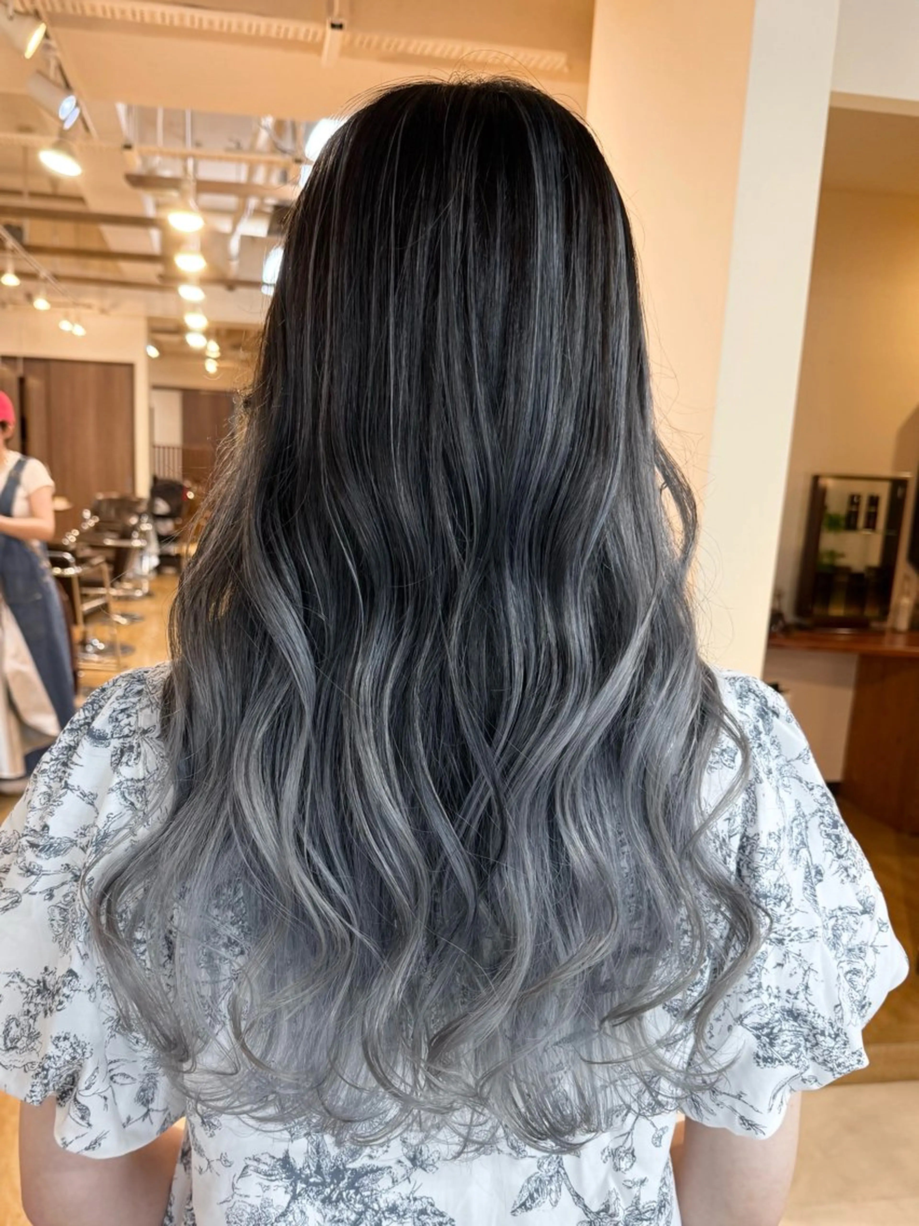 ロング カラー 白髪ぼかし バレイヤージュ志鎌のヘアスタイル