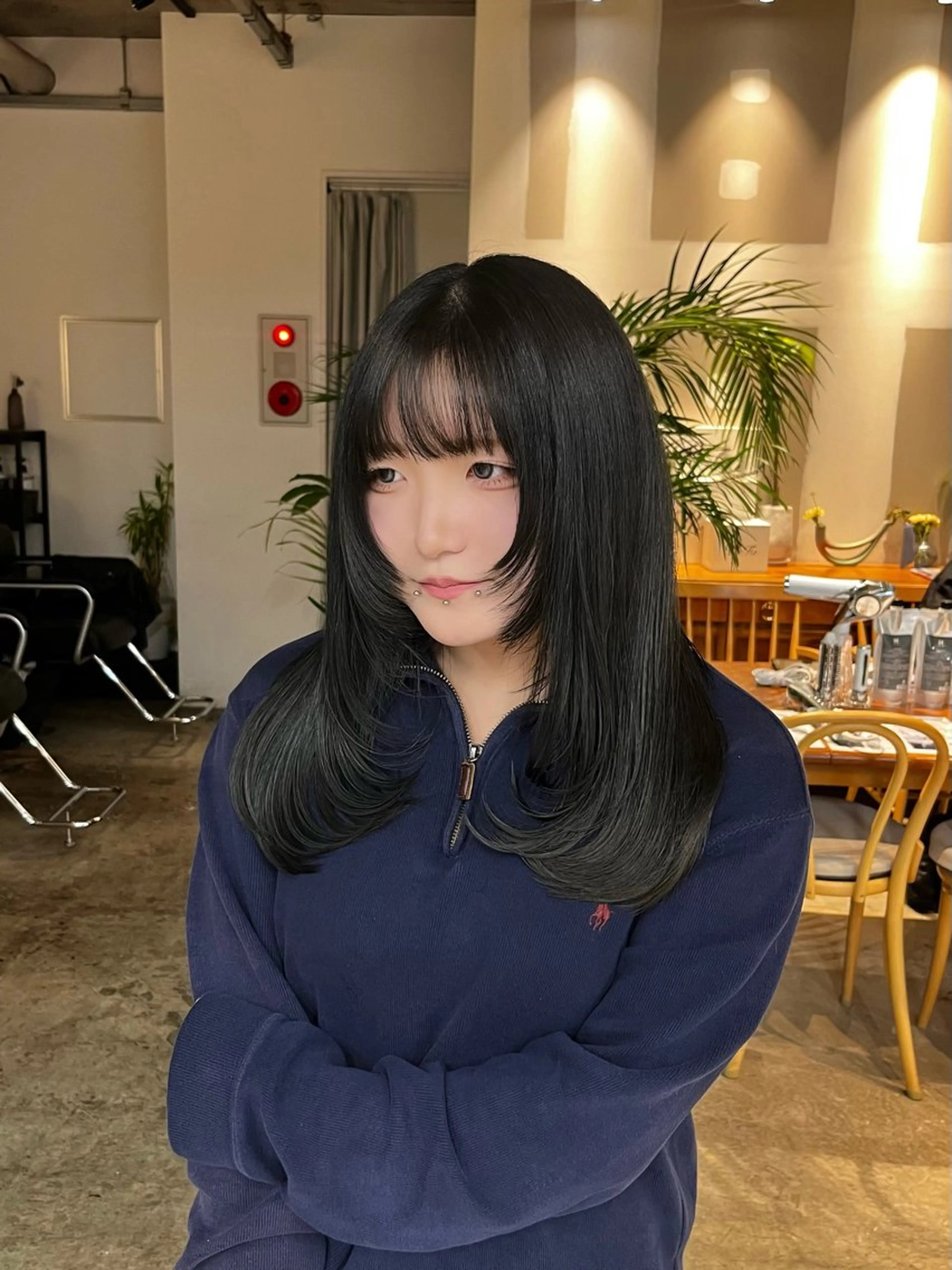 セミロング ウルフカット ウルフ/レイヤー/ ブリーチカラーのヘアスタイル