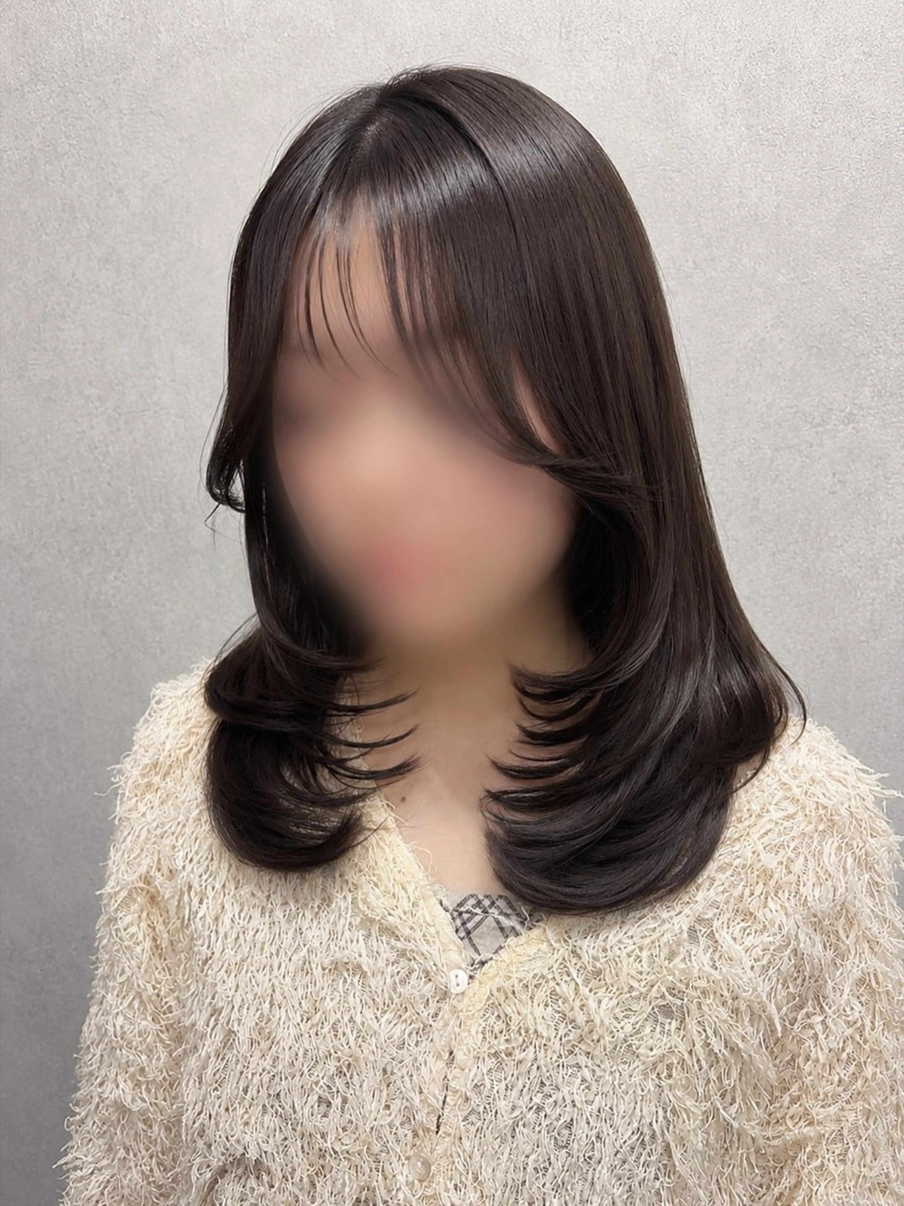 ミディアム カット ヘアカラー maya レイヤーカットのヘアスタイル