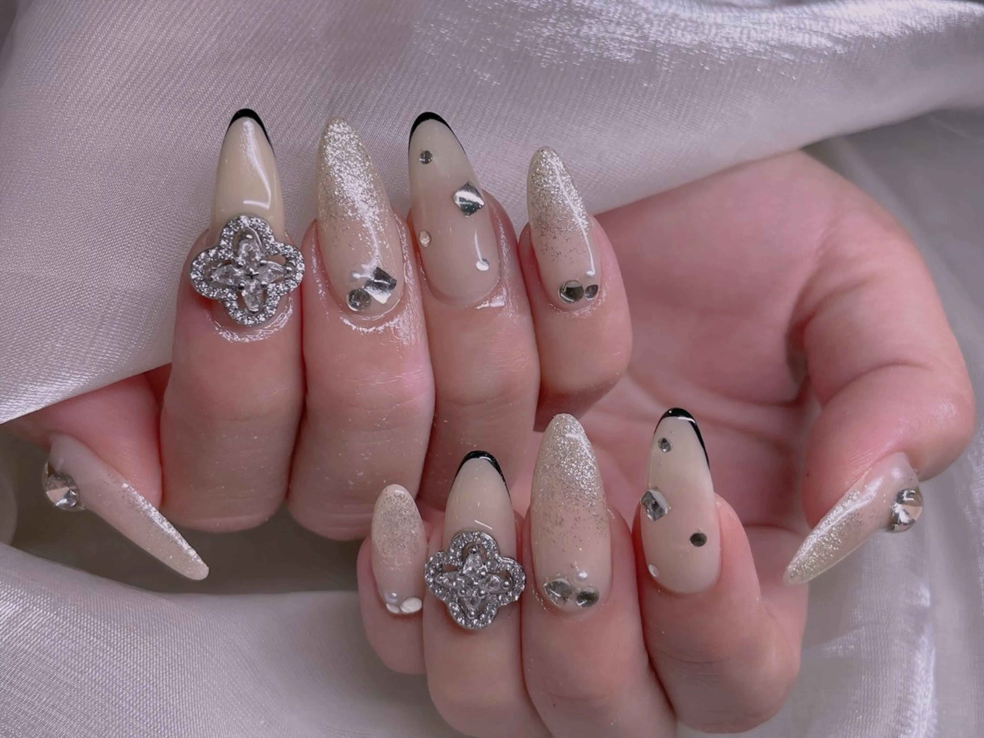 ネイル ブルー チークネイル フレンチネイル ハート ホログラムネイル 美爪パラジェル導入店 Sunnilyのネイルデザイン