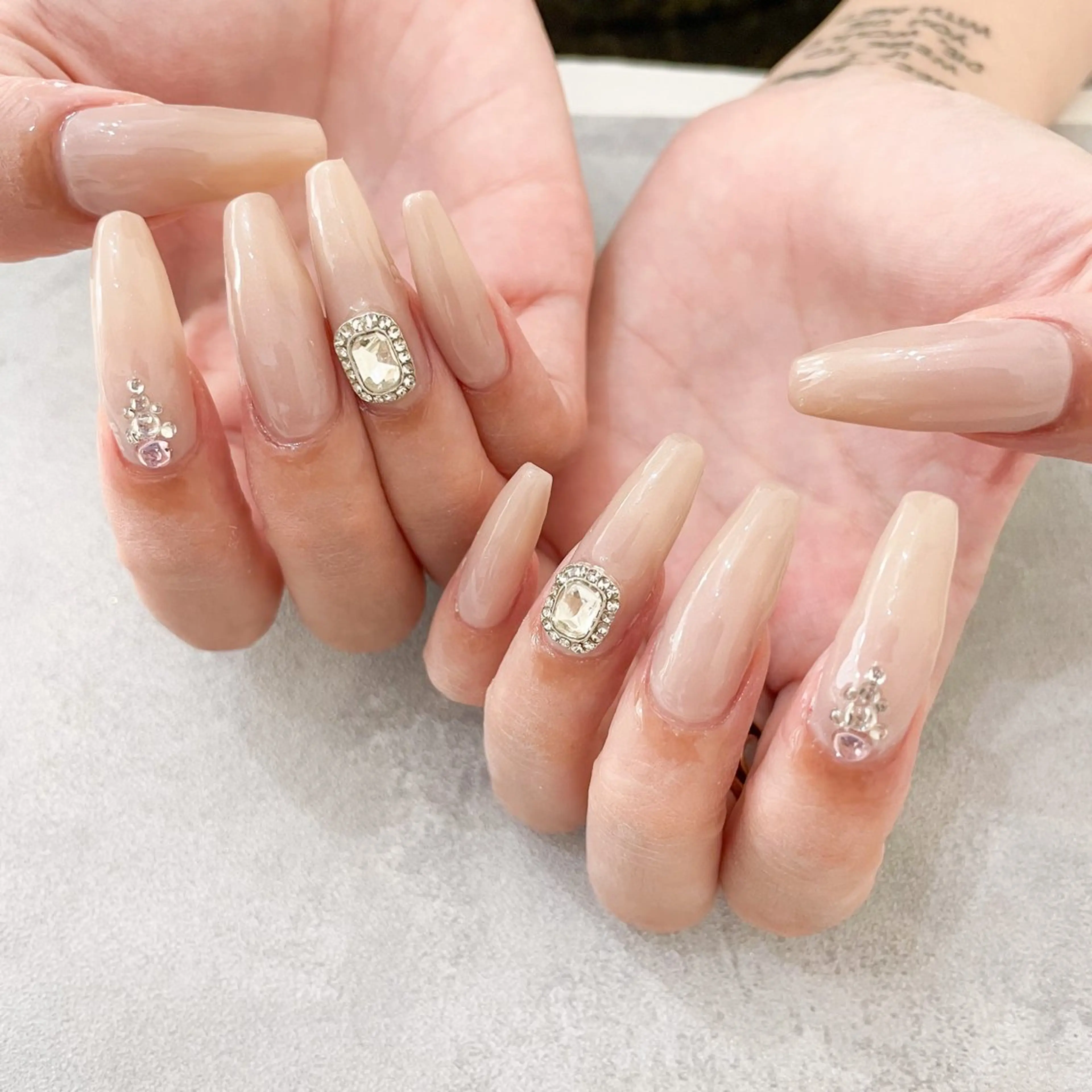 ネイル ハンドネイル ゴテゴテ💙ワンホン リオナのネイルデザイン