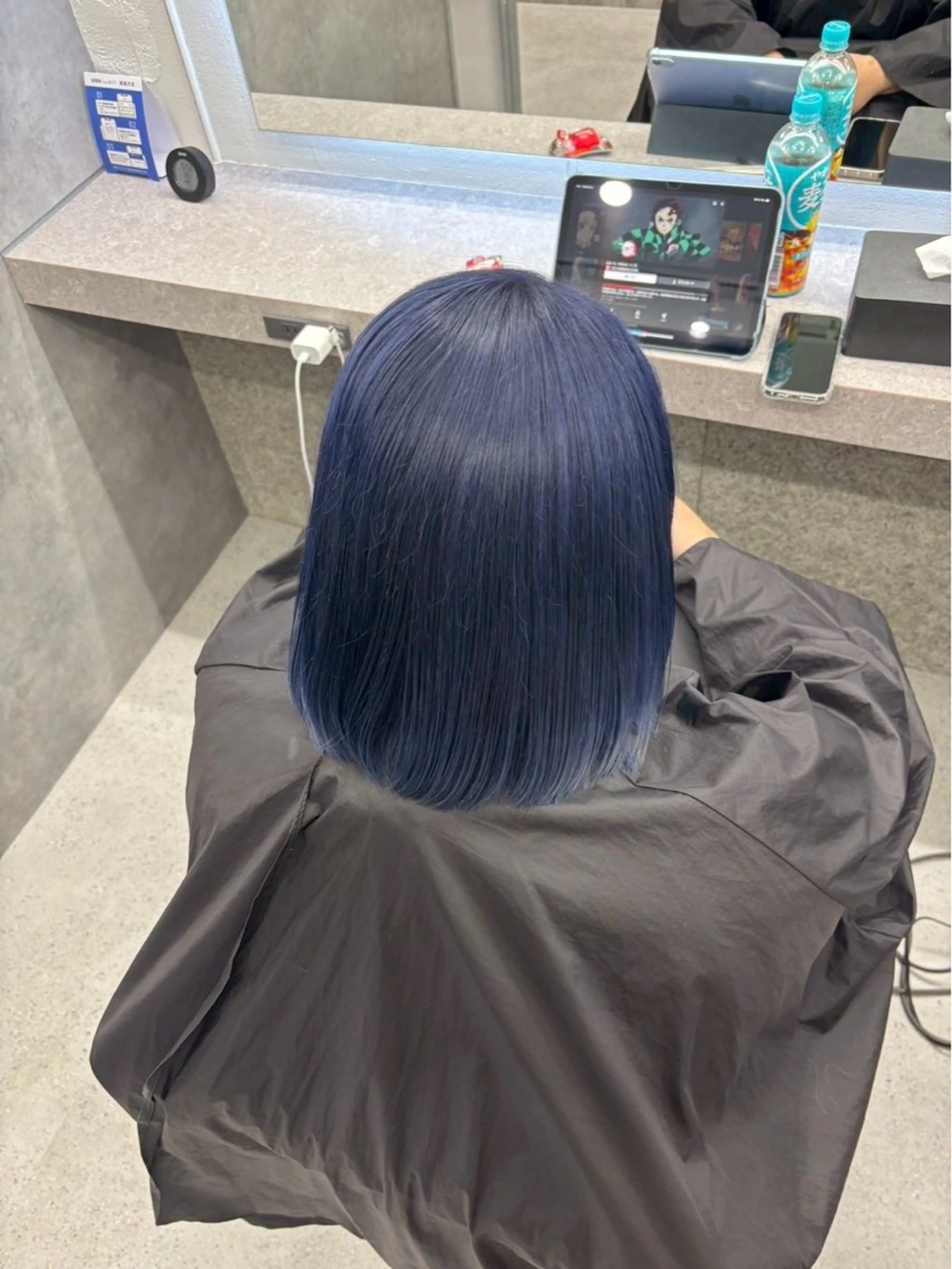 ミディアム カラー ブリーチ ネイビーカラー ヘアカラー ハイトーン🪼派手髪 mahoのヘアスタイル