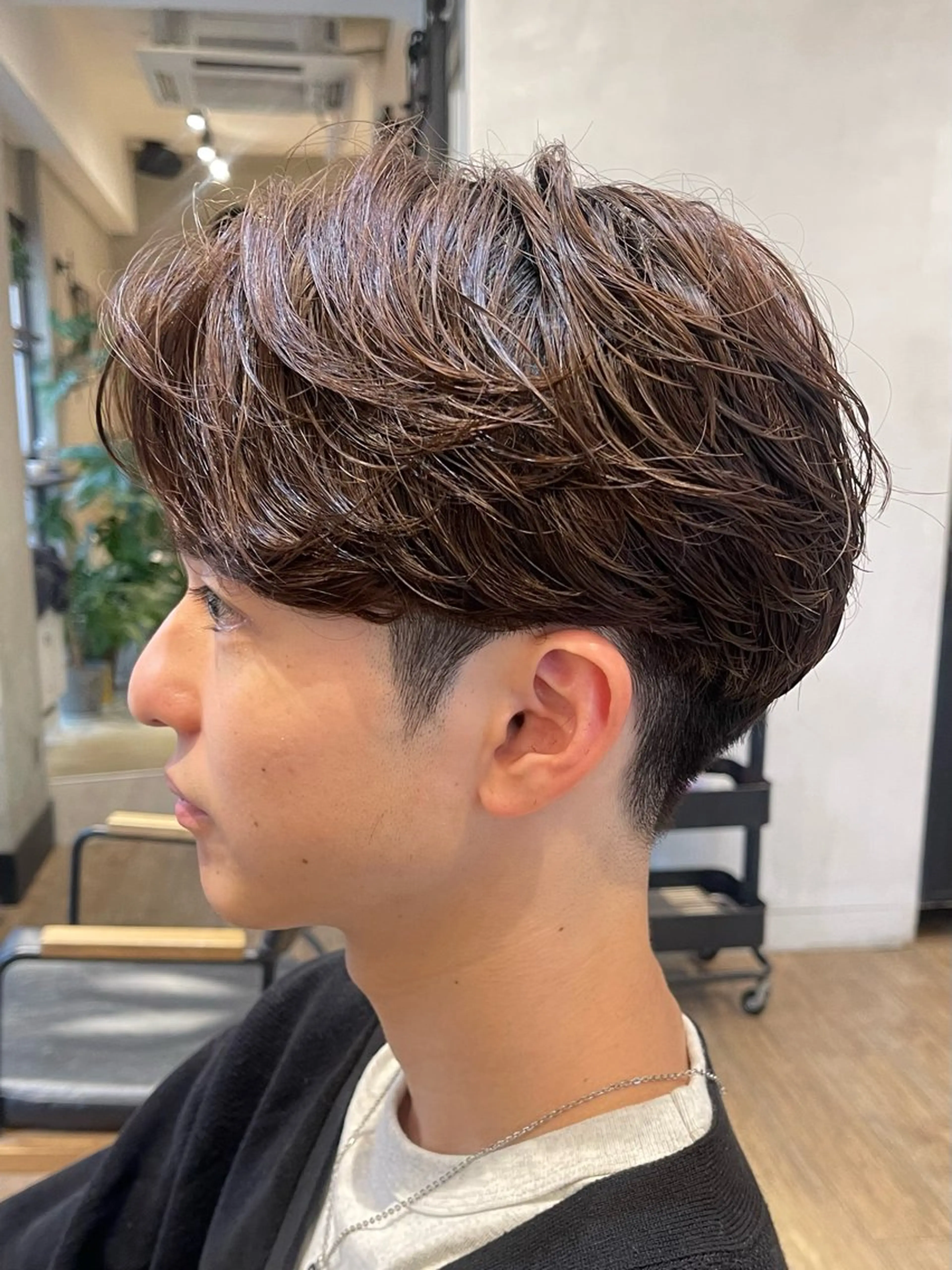 ショート パーマ メンズ ビジネス センターパート フェードカット フェザーパーマ メンズ韓国風 カット パーマ トリートメント ヘアセット 新宿メンズ専門 モテ清潔感パーマ特化のヘアスタイル