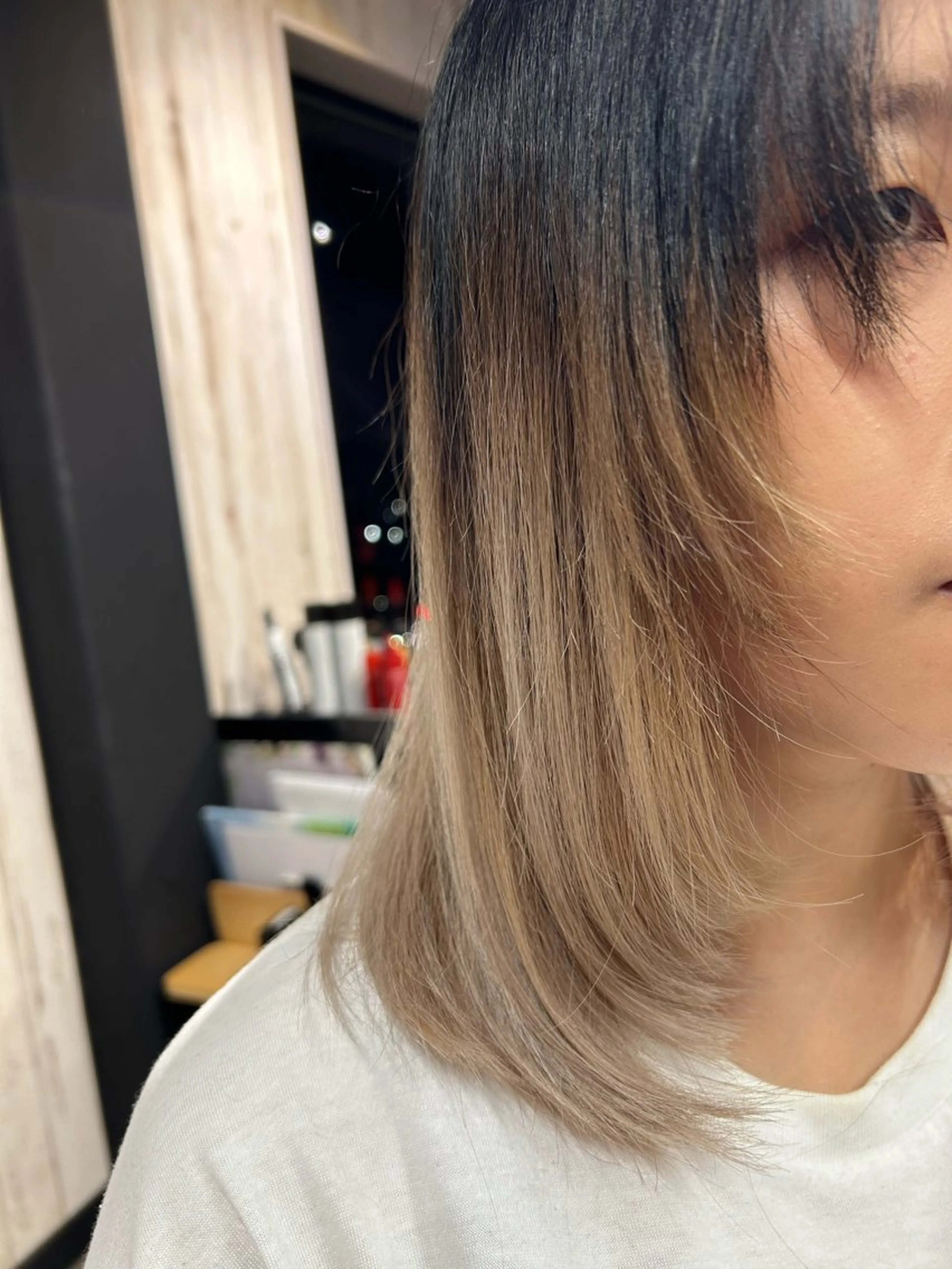 ミディアム 顔まわりレイヤー 顔周りカット レイヤーカット 伊藤 柊のヘアスタイル