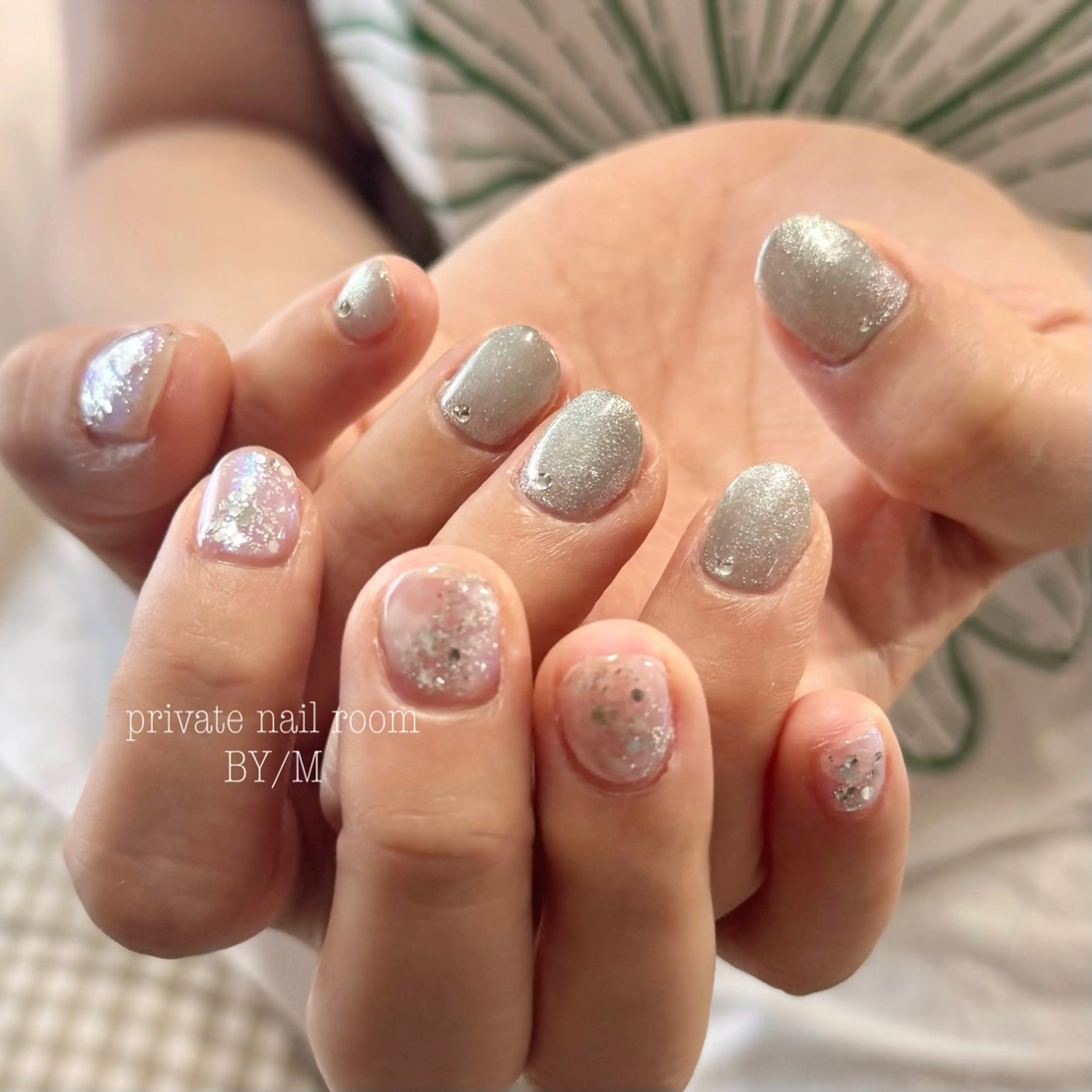 ネイル オーロラネイル キラキラネイル 水色 マグネットネイル ニュアンスネイル ハンドネイル BY / Mのネイルデザイン