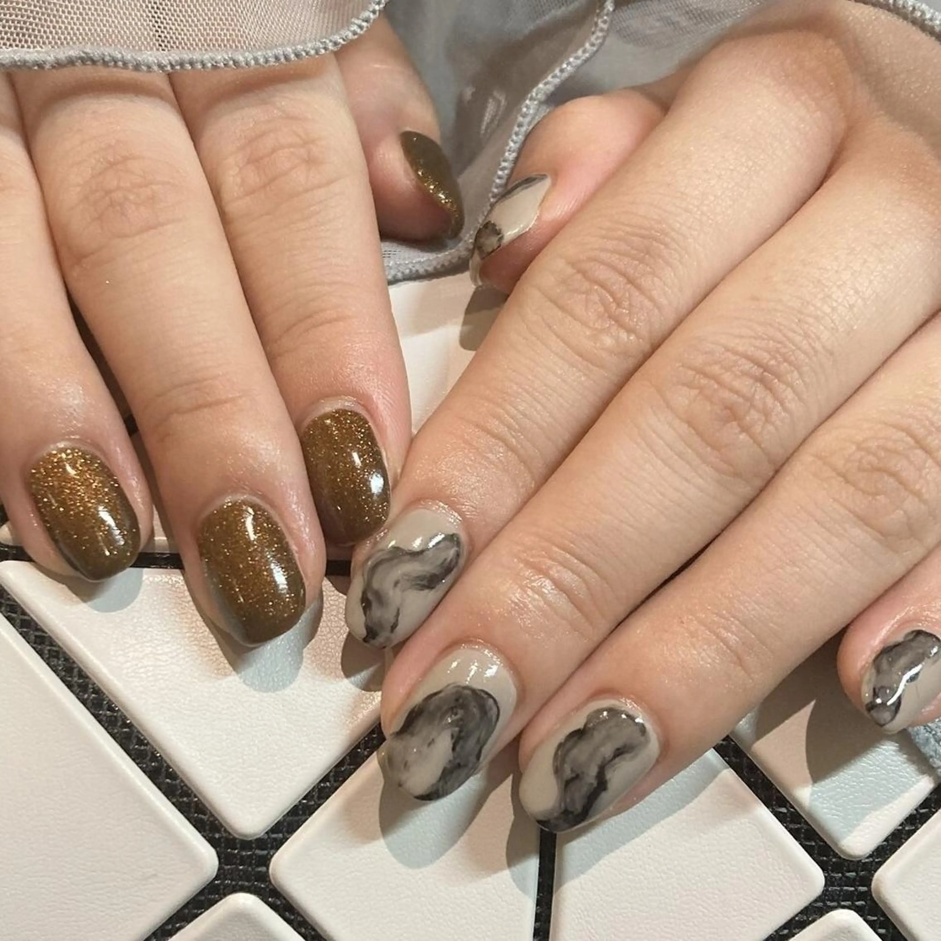 ネイル アートネイル ブラウン ジェルネイル ゴールド ニュアンスネイル ハンドネイル 【パラジェル認定】 newiネイル京橋のネイルデザイン