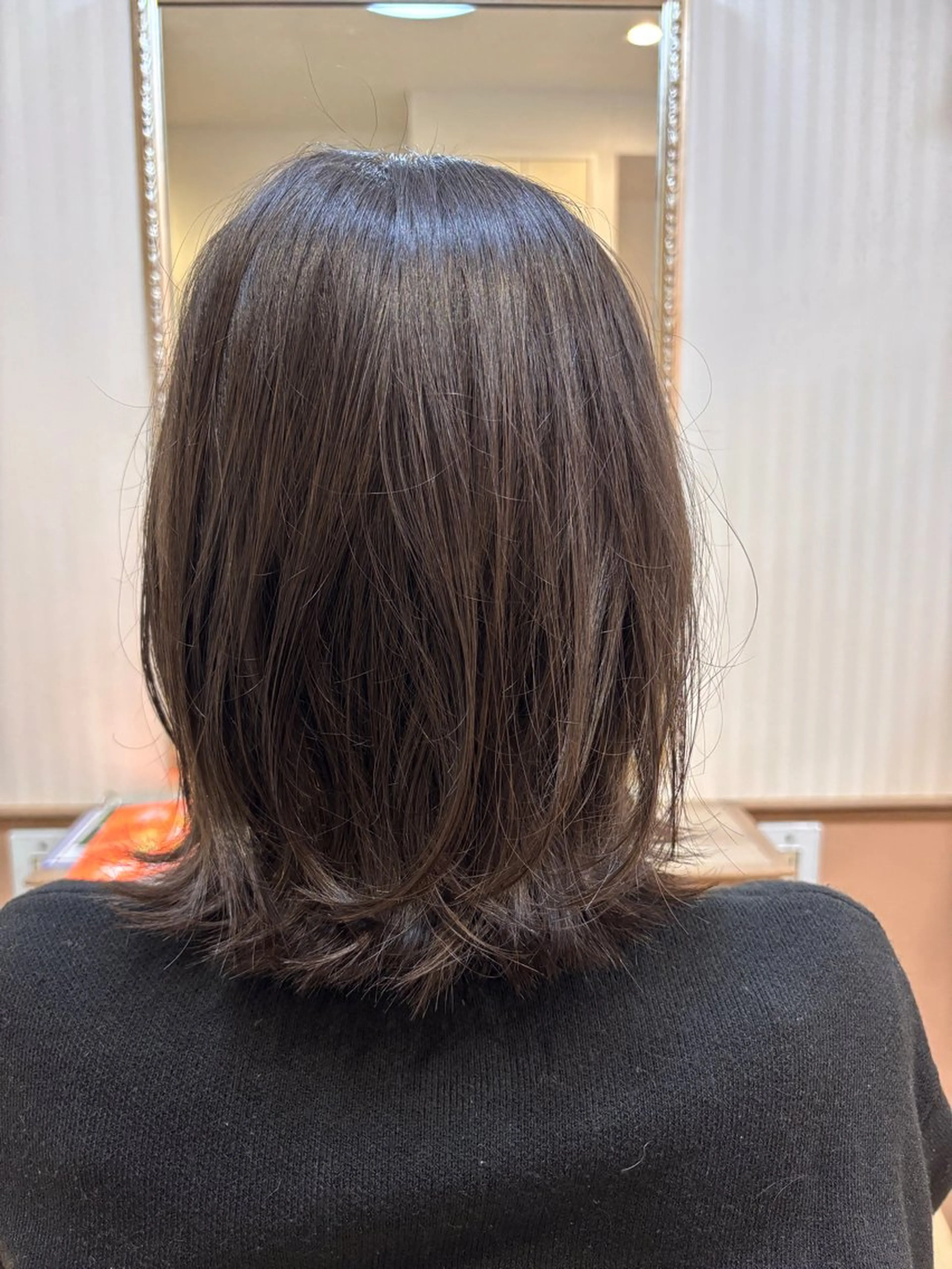 ミディアム 吉井 愛のヘアスタイル