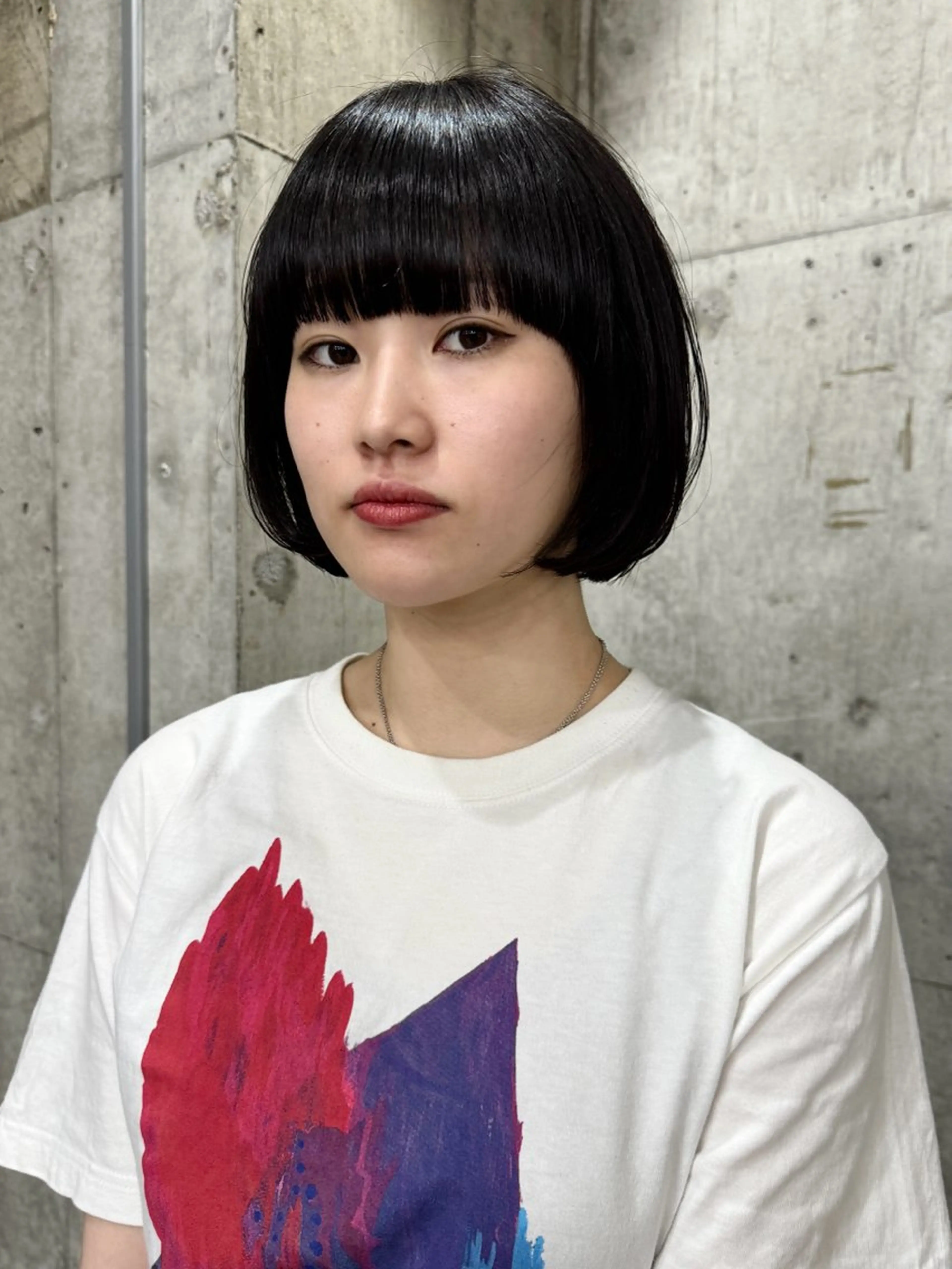 ショート ボブ ワイドバング 切りっぱなしボブ/ ブリーチカラー/大塚のヘアスタイル