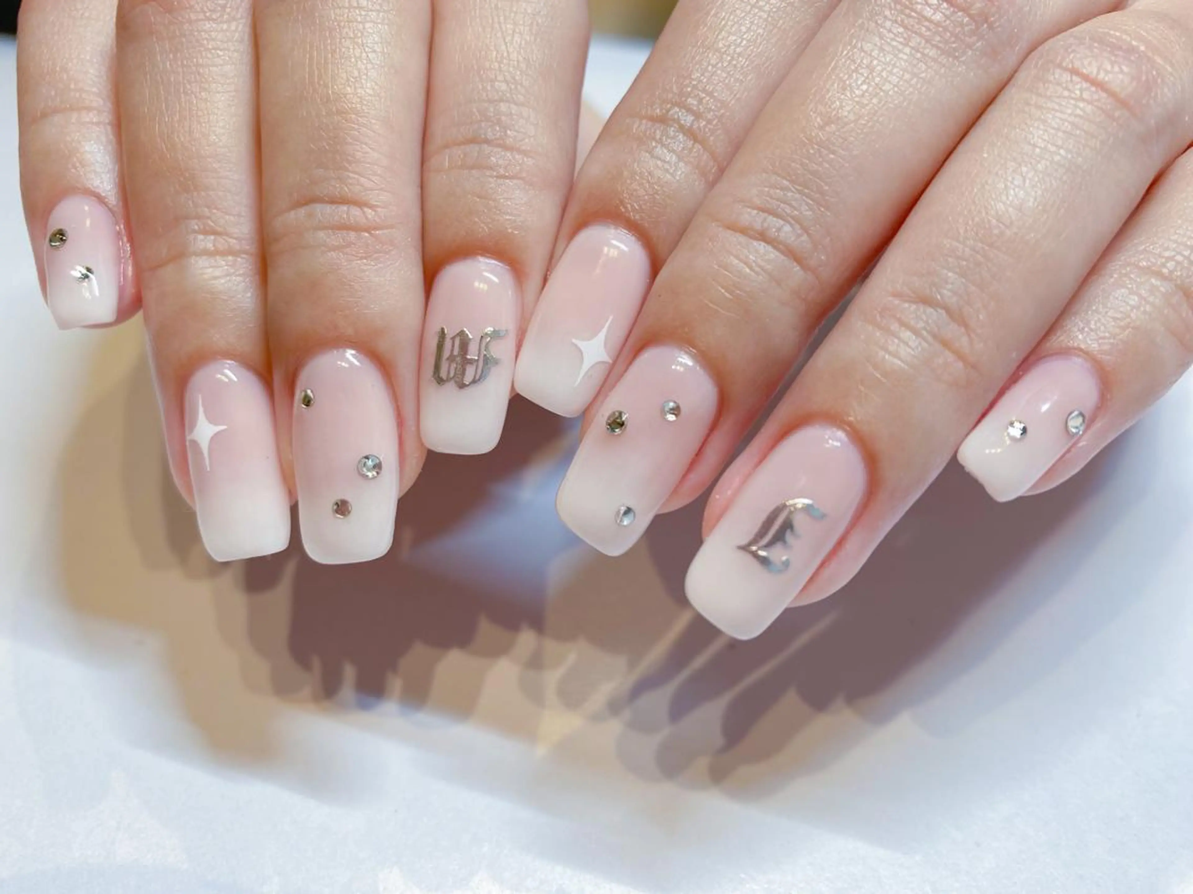 シンプルプラスコース。ミラーフレンチ、ストーンアートなど※予約時にオフの有無を記載して下さい。他店オフ¥1100〜の写真