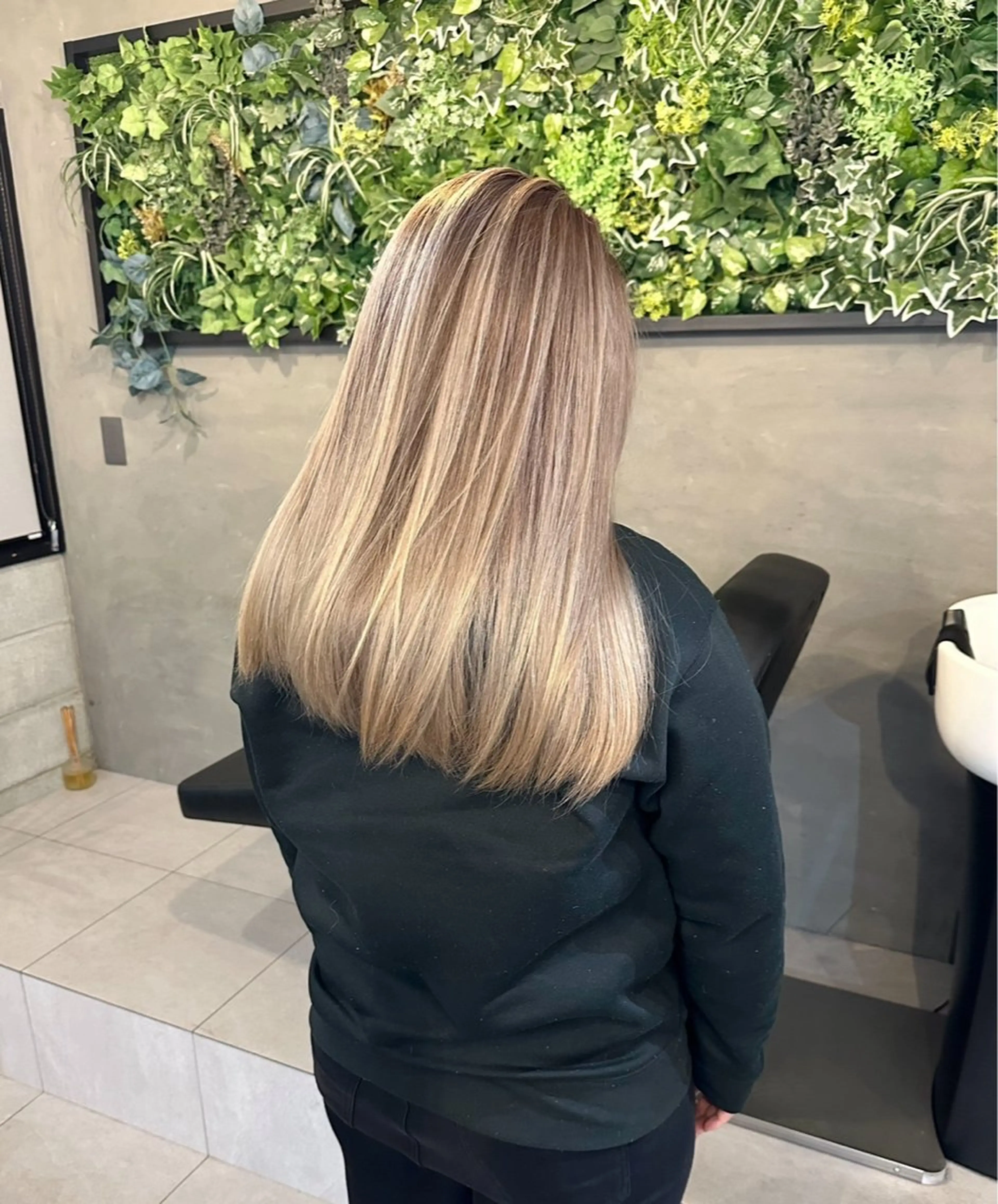 セミロング カラー 森本 笑のヘアスタイル