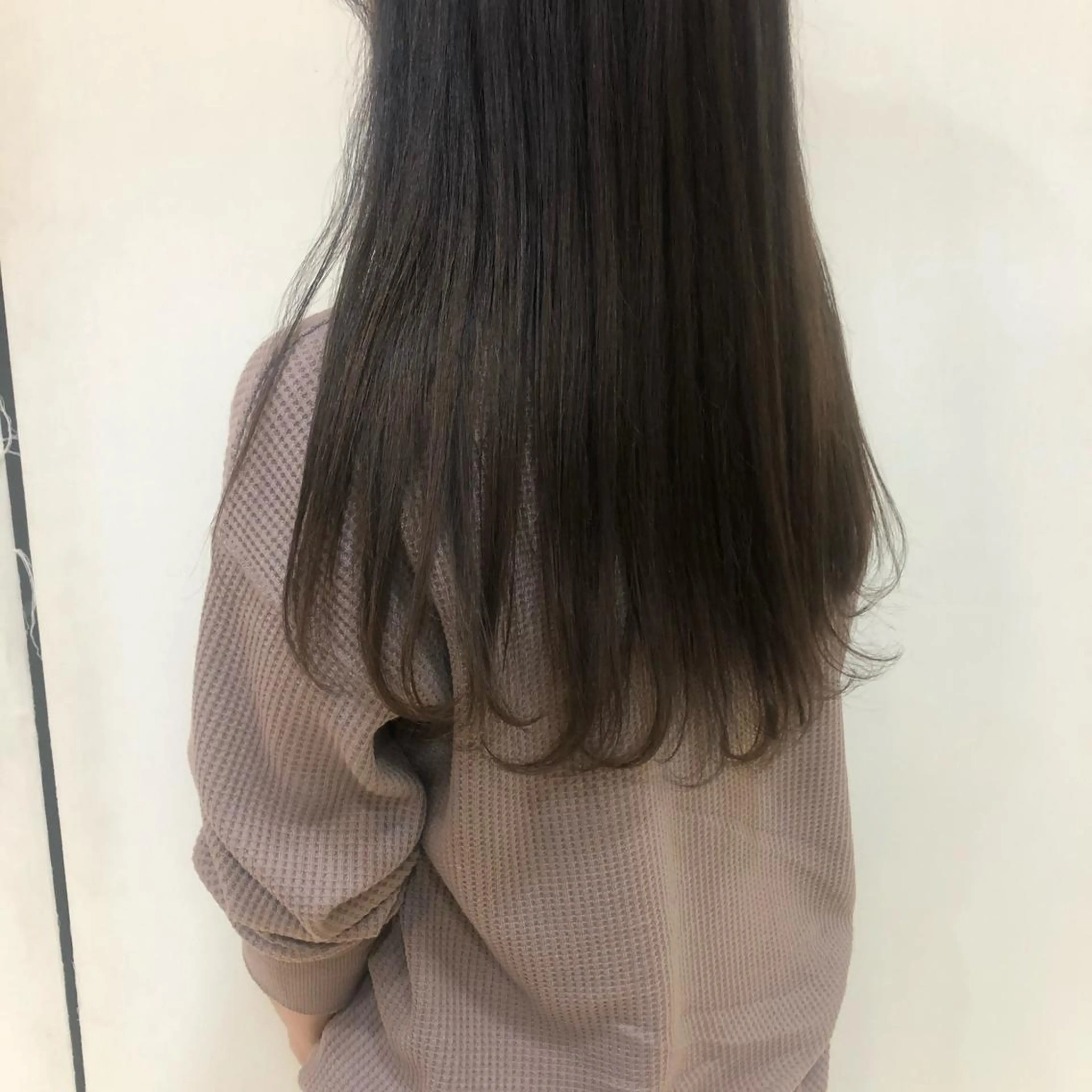 ロング レイヤーカット✖️ 柔らかベージュカラーのヘアスタイル