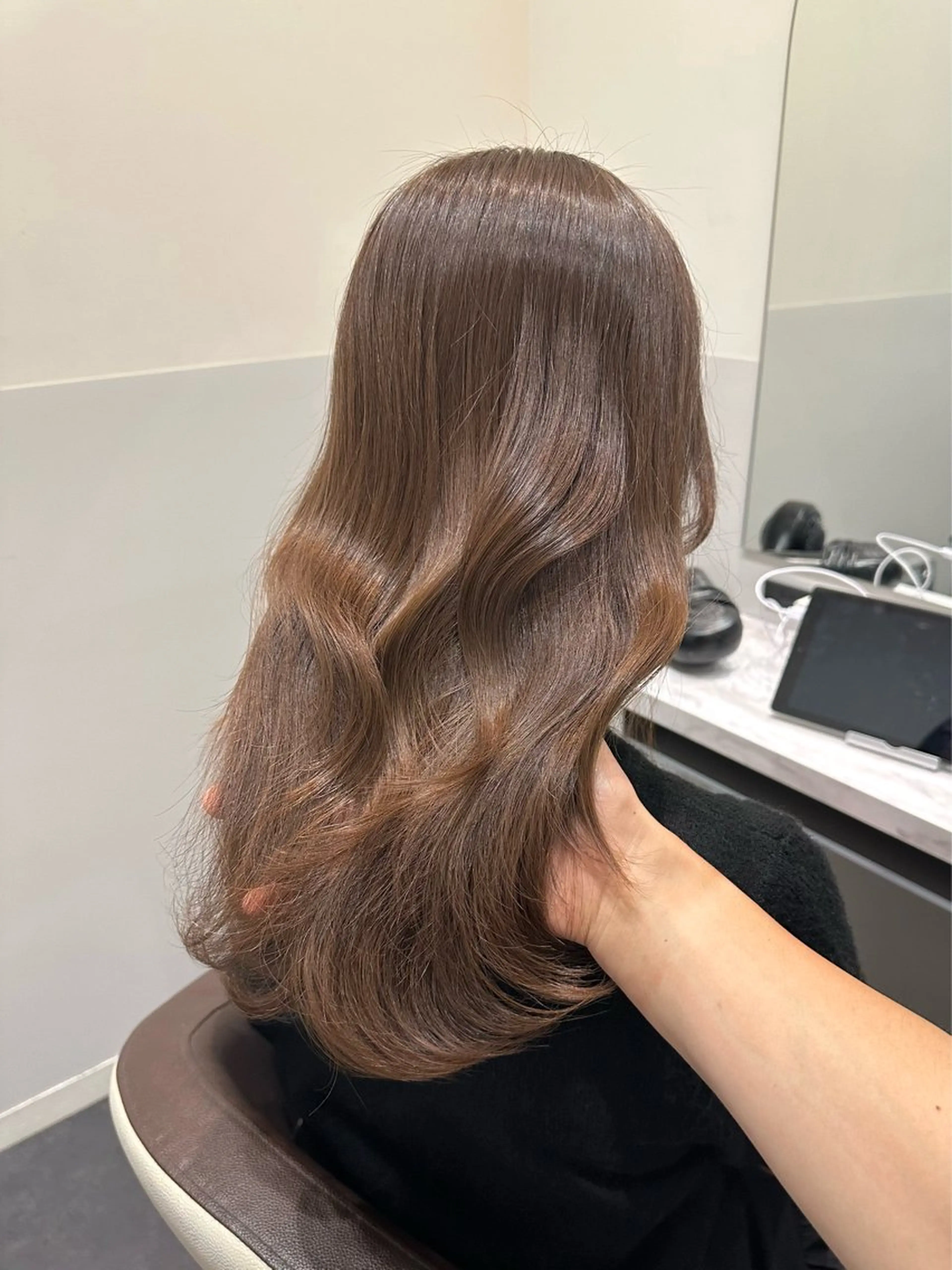 ミディアム カラー ベージュカラー ブリーチ ブリーチなしカラー くびれヘア くびれレイヤー 矢野 晃平のヘアスタイル