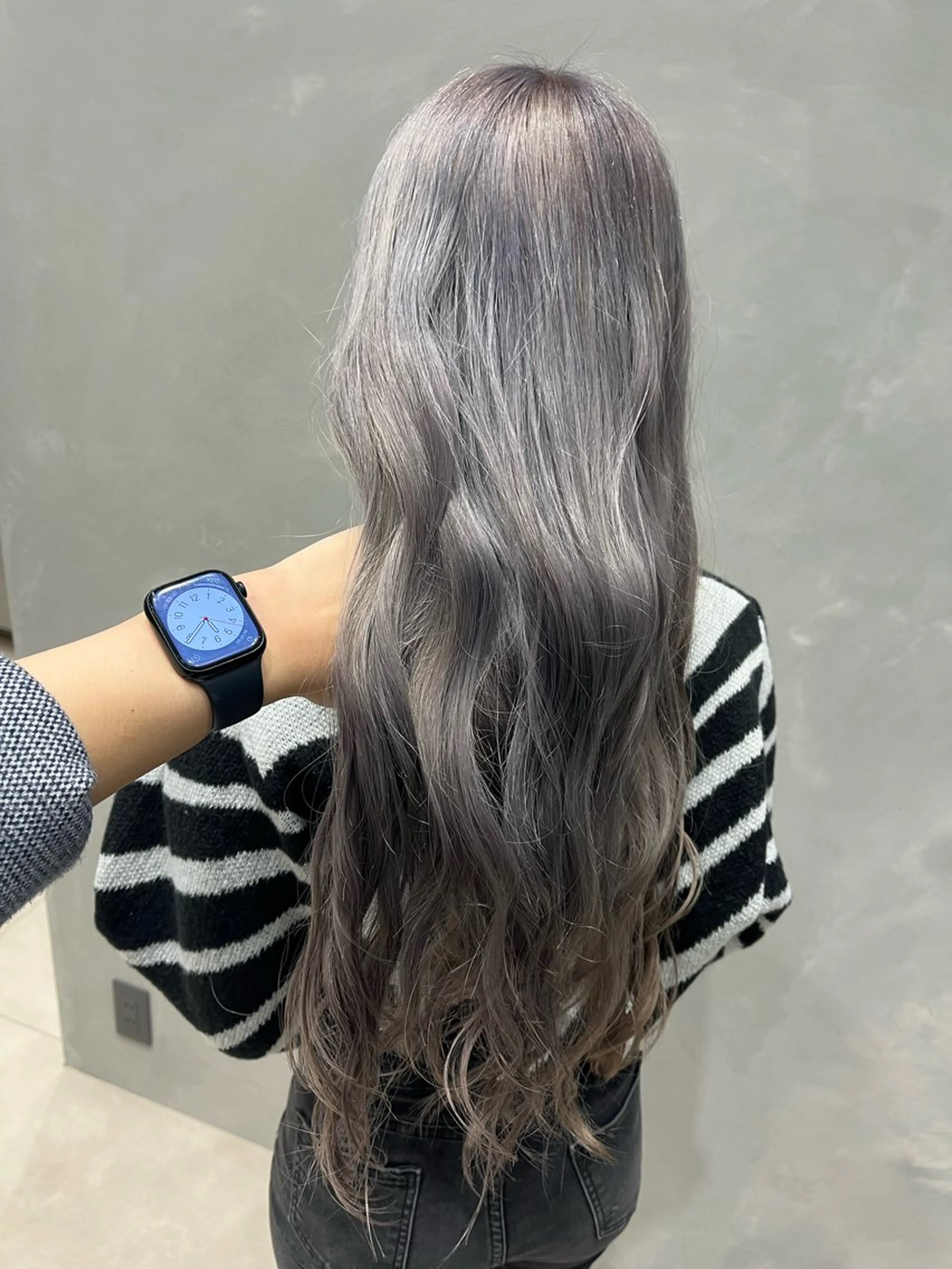 ロング カラー ブリーチ シルバー ヘアカラー トリートメント newi大分/ 磯部栞里／艶感カラーのヘアスタイル