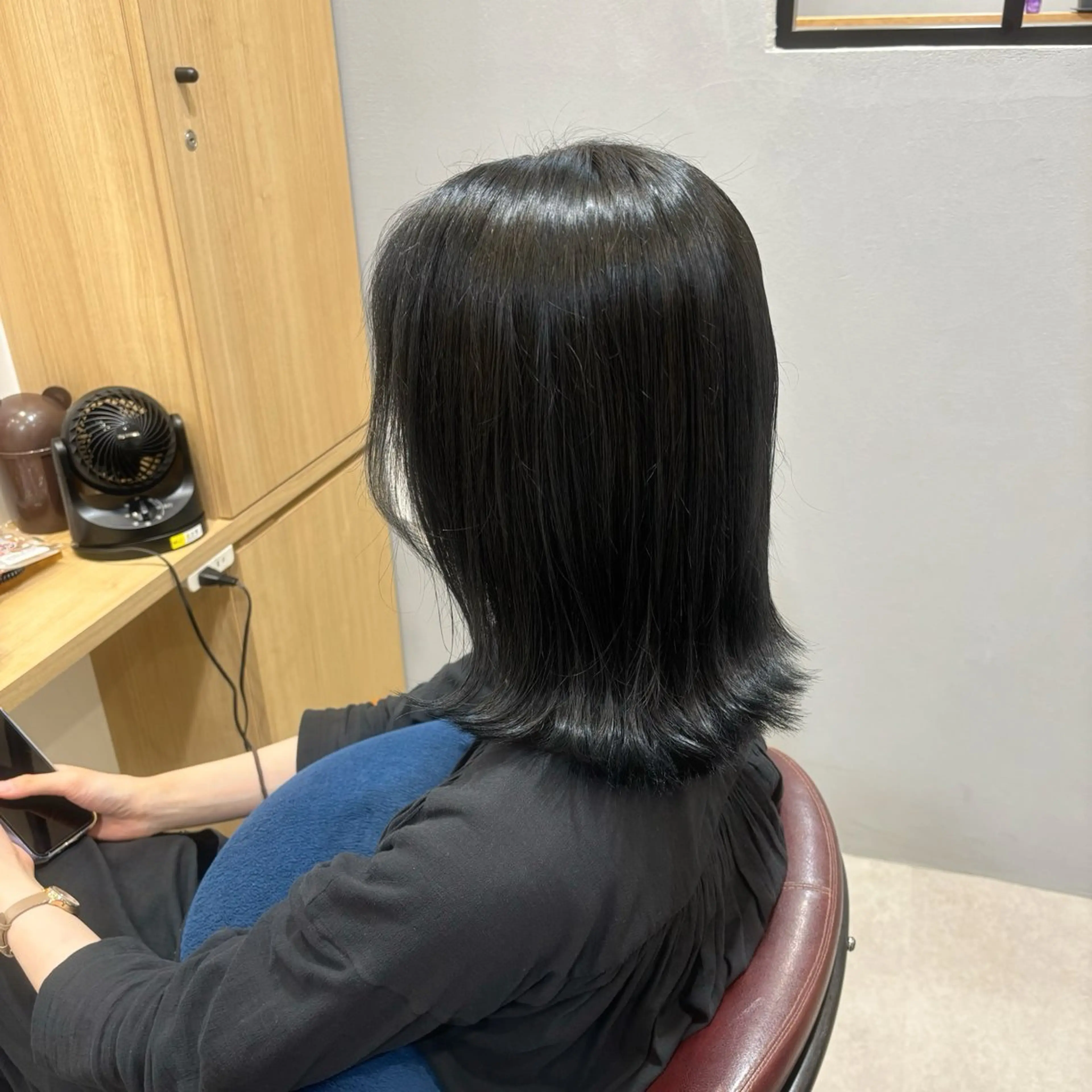 カラー 黒髪 ブルーカラー ブルーブラック カット ヘアカラー 川倉 羽未のヘアスタイル