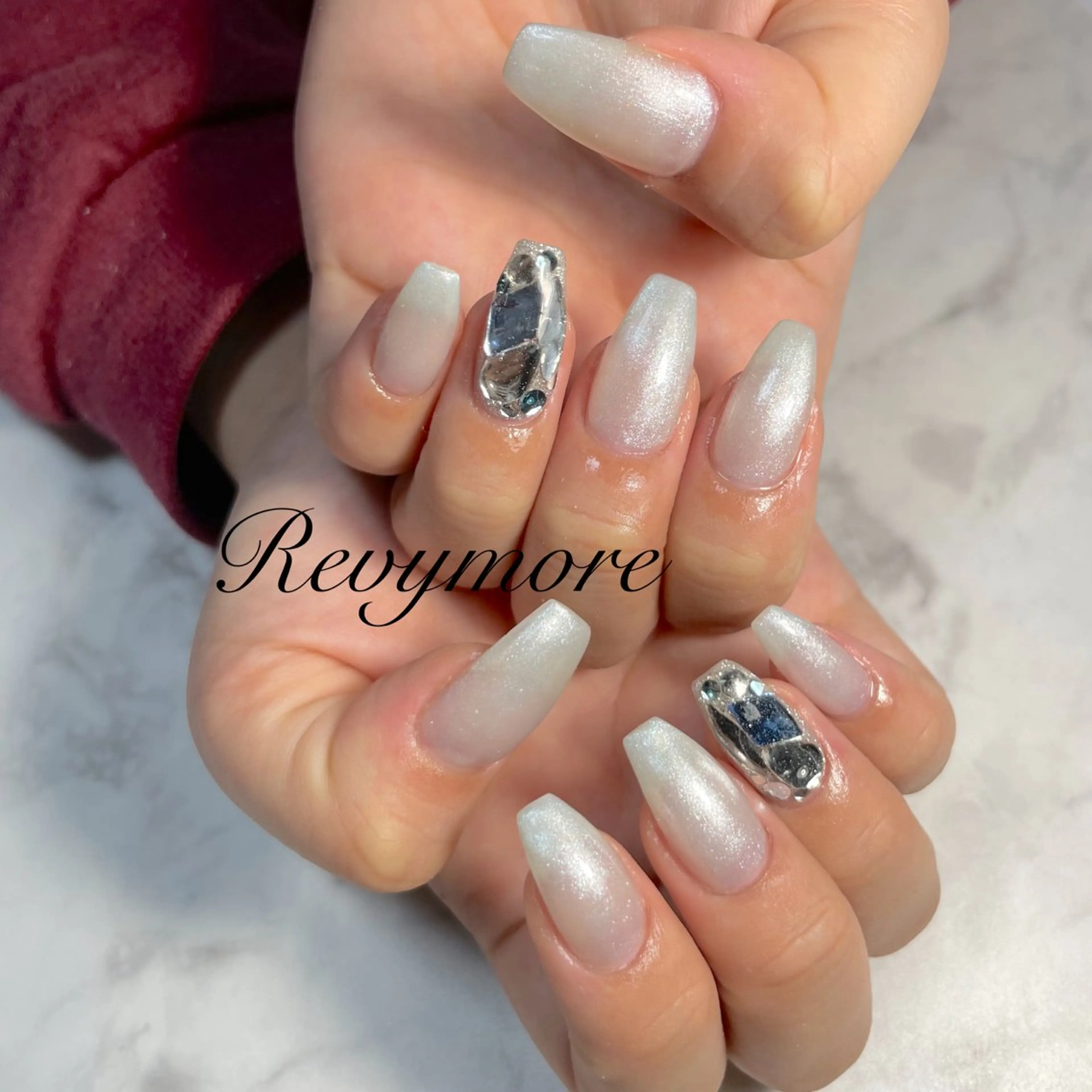 ネイル ジェルネイル 水色 ニュアンスネイル オフィスネイル シンプルネイル nail salon Revymoreのネイルデザイン