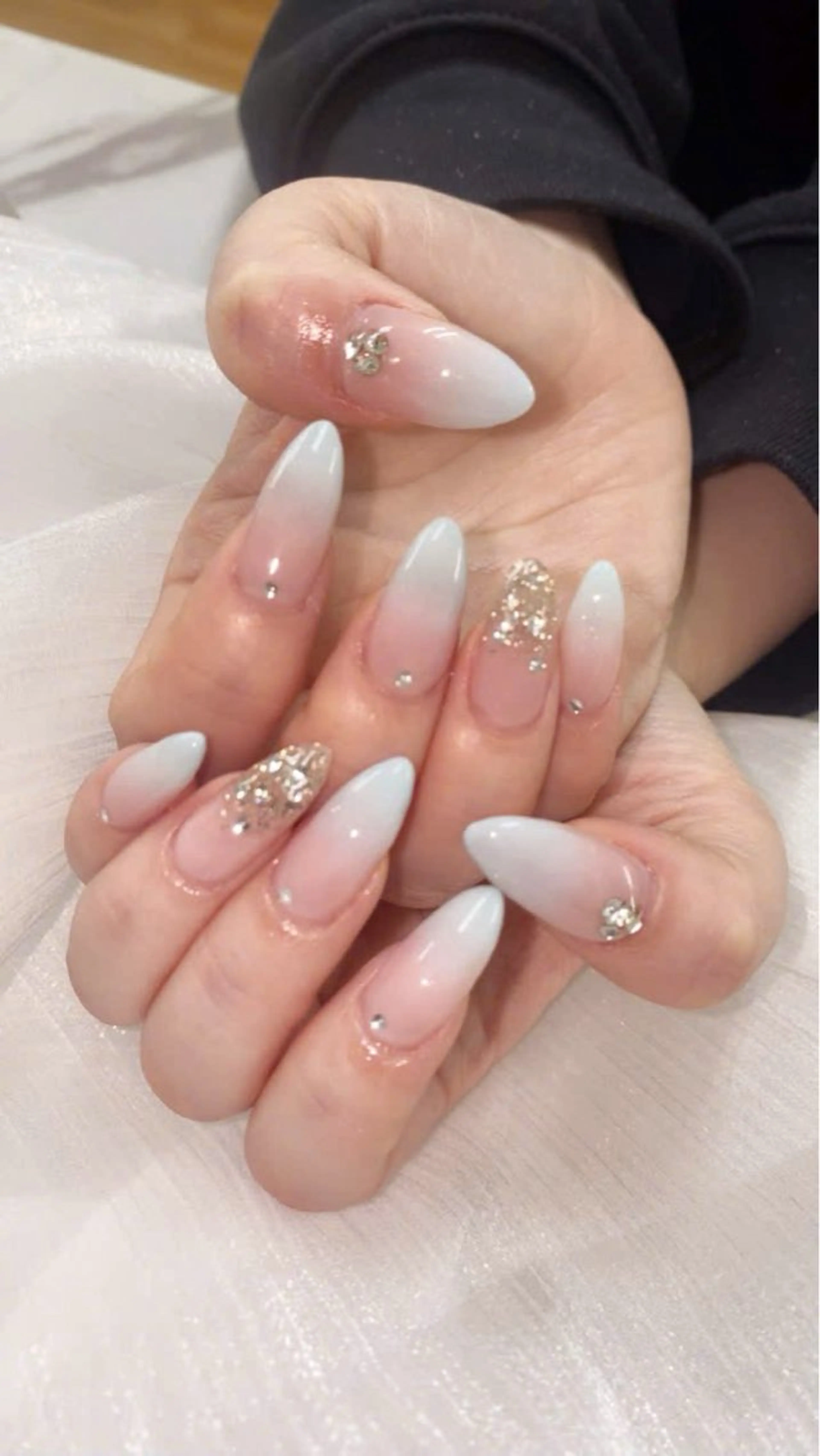 ネイル フレンチネイル グラデーション キラキラネイル 韓国ネイル マグネットネイル ハンドネイル ハンドケア Hara Nail 【パラジェル使用】のネイルデザイン