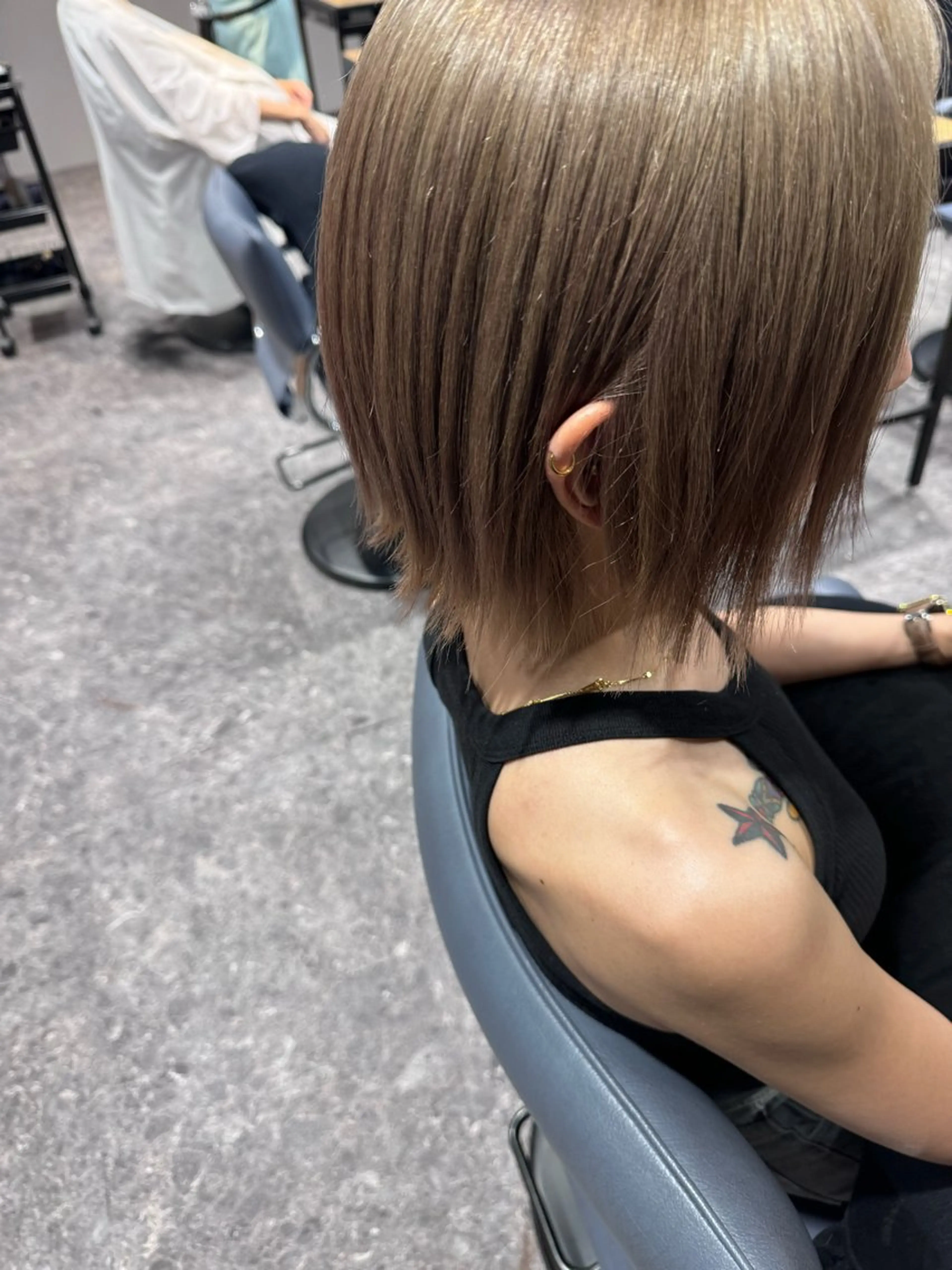 ミディアム カラー ベージュカラー ブリーチ イルミナカラー ミルクティーベージュ 髪質改善 OAK 中目黒のヘアスタイル