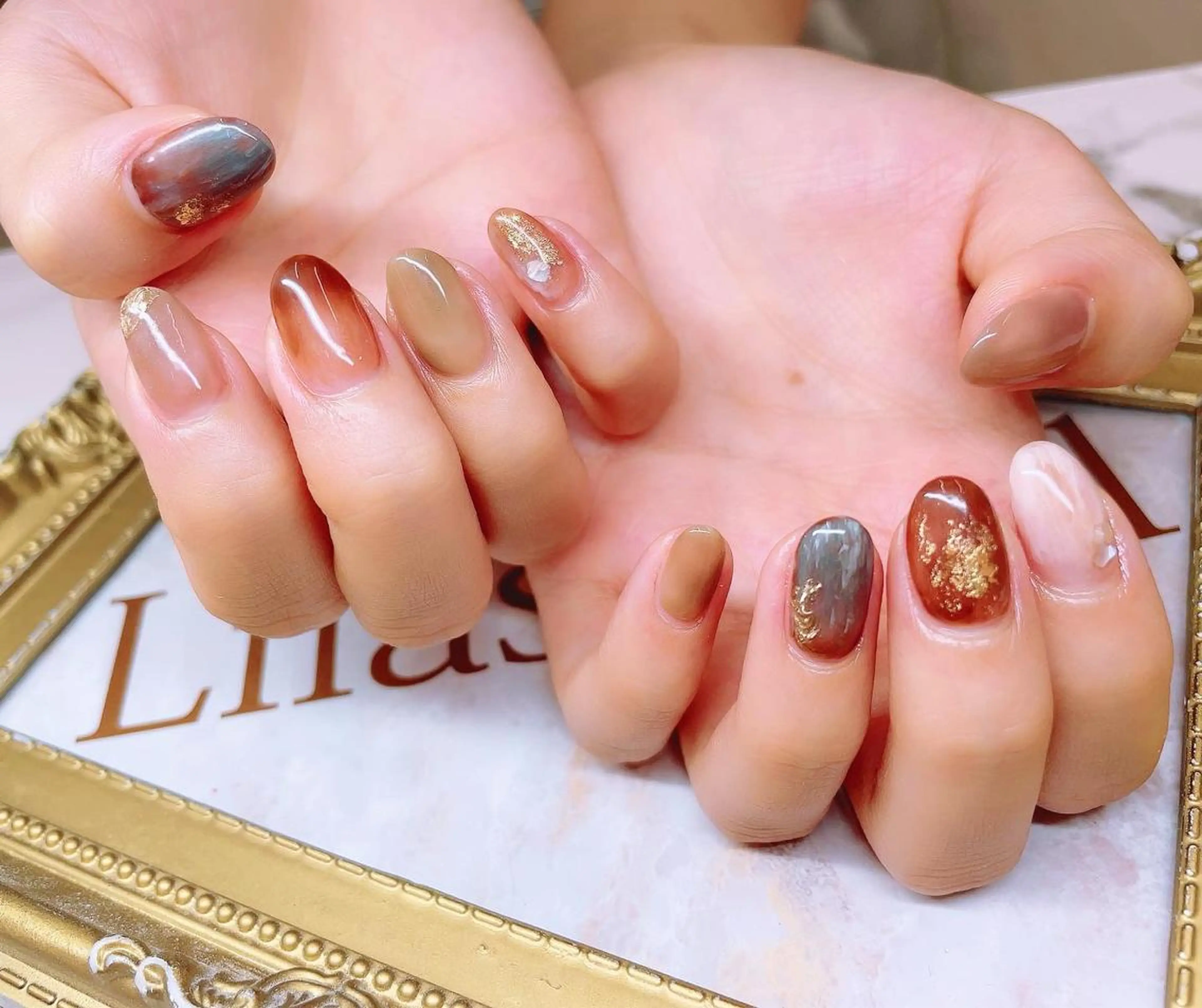 ネイル ブラウン ジェルネイル ゴールド ハードジェル ロングネイル Lilas Nailのネイルデザイン