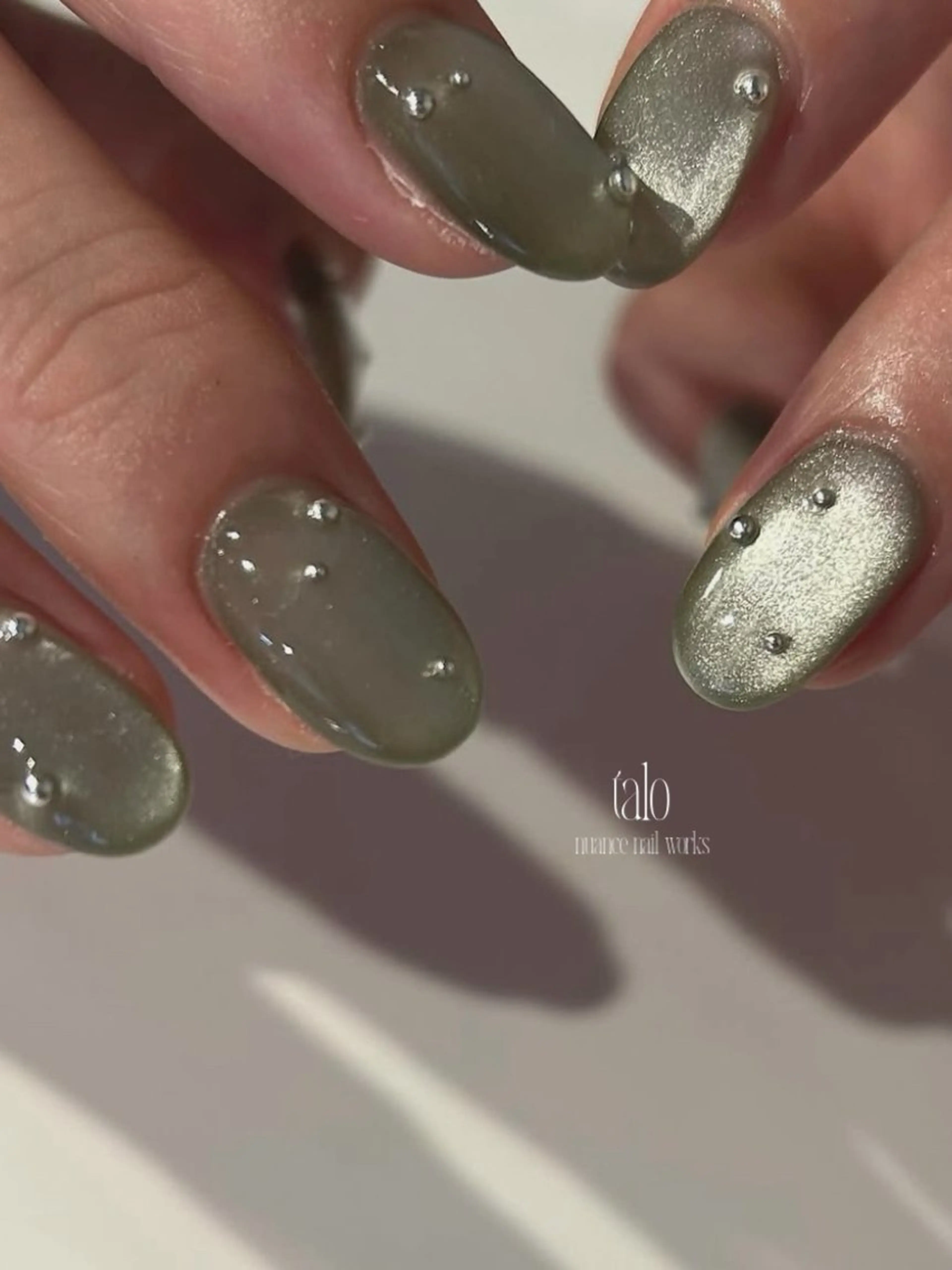 ネイル アートネイル マグネットネイル ニュアンスネイル ぷっくりネイル talo .のネイルデザイン