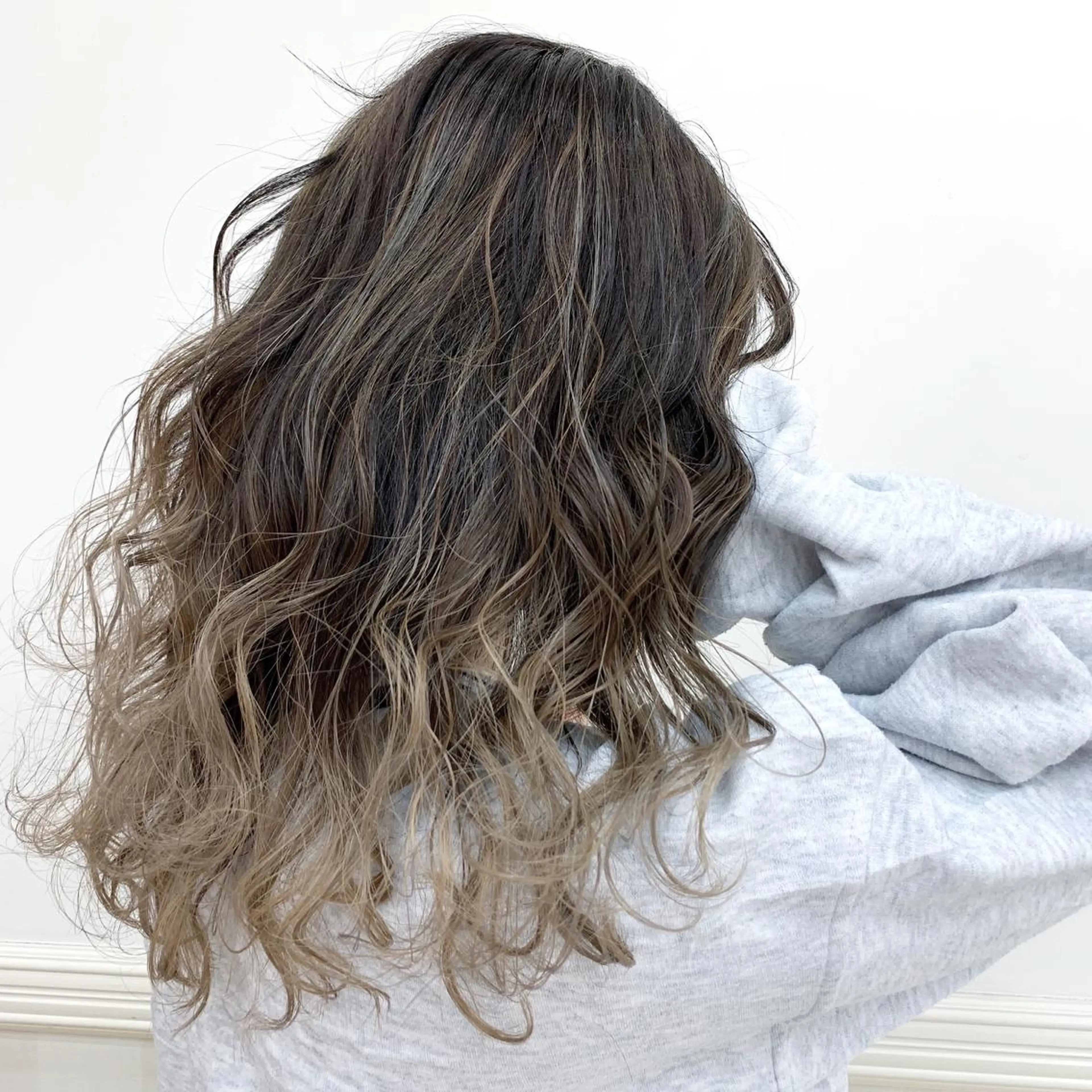 セミロング カラー グラデーションカラー ハイライトカラー ハイライト ヘアカラー ブリーチ/バレイヤ ージュ川端裕司のヘアスタイル