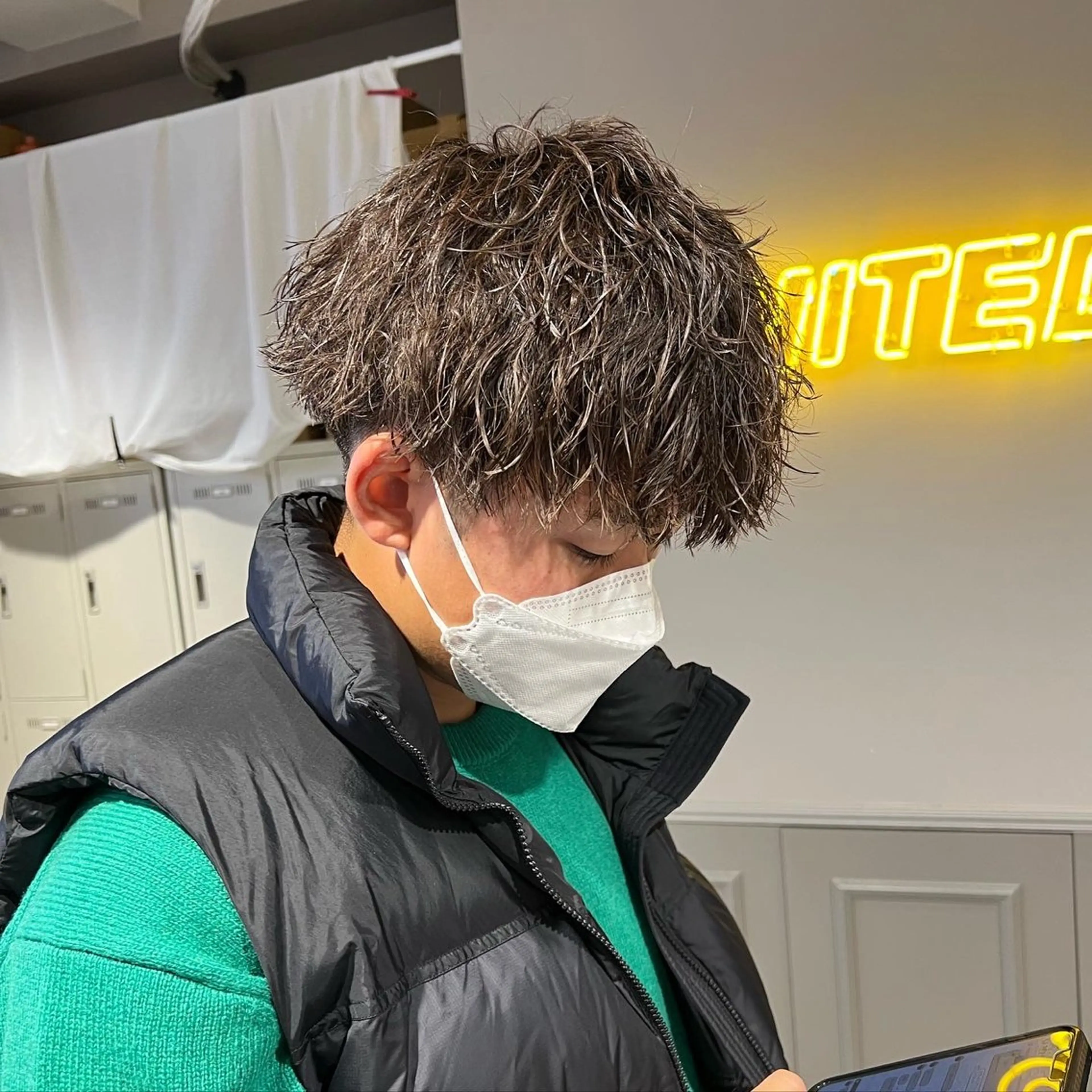 ミディアム パーマ メンズ ミディアムパーマ センターパート メンズ韓国風 韓国マッシュ マッシュウルフ メンズパーマ特化 TAIGAのヘアスタイル