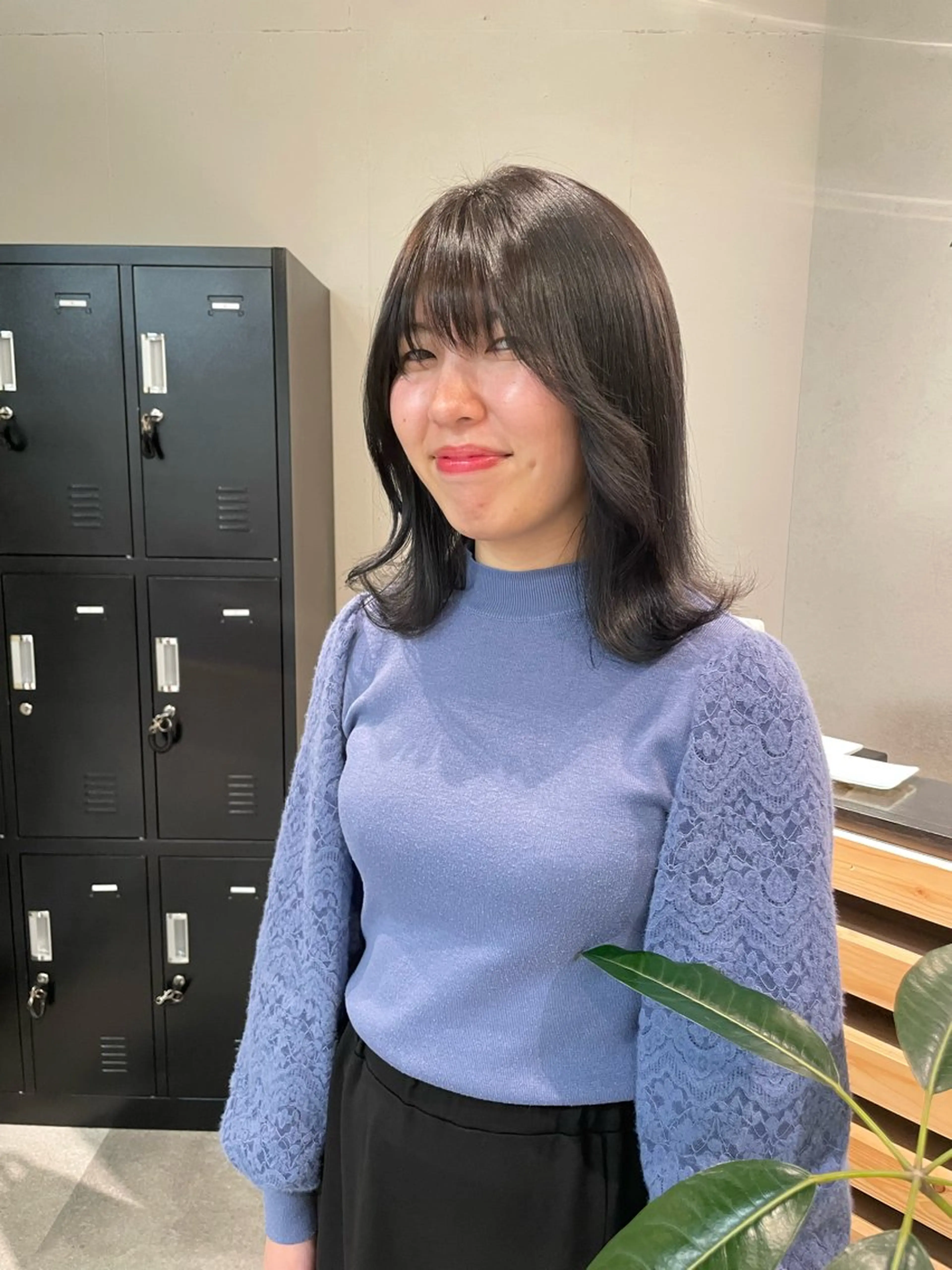 セミロング アッシュ 顔まわりレイヤー 顔周りカット レイヤーカット 久保田 千尋のヘアスタイル