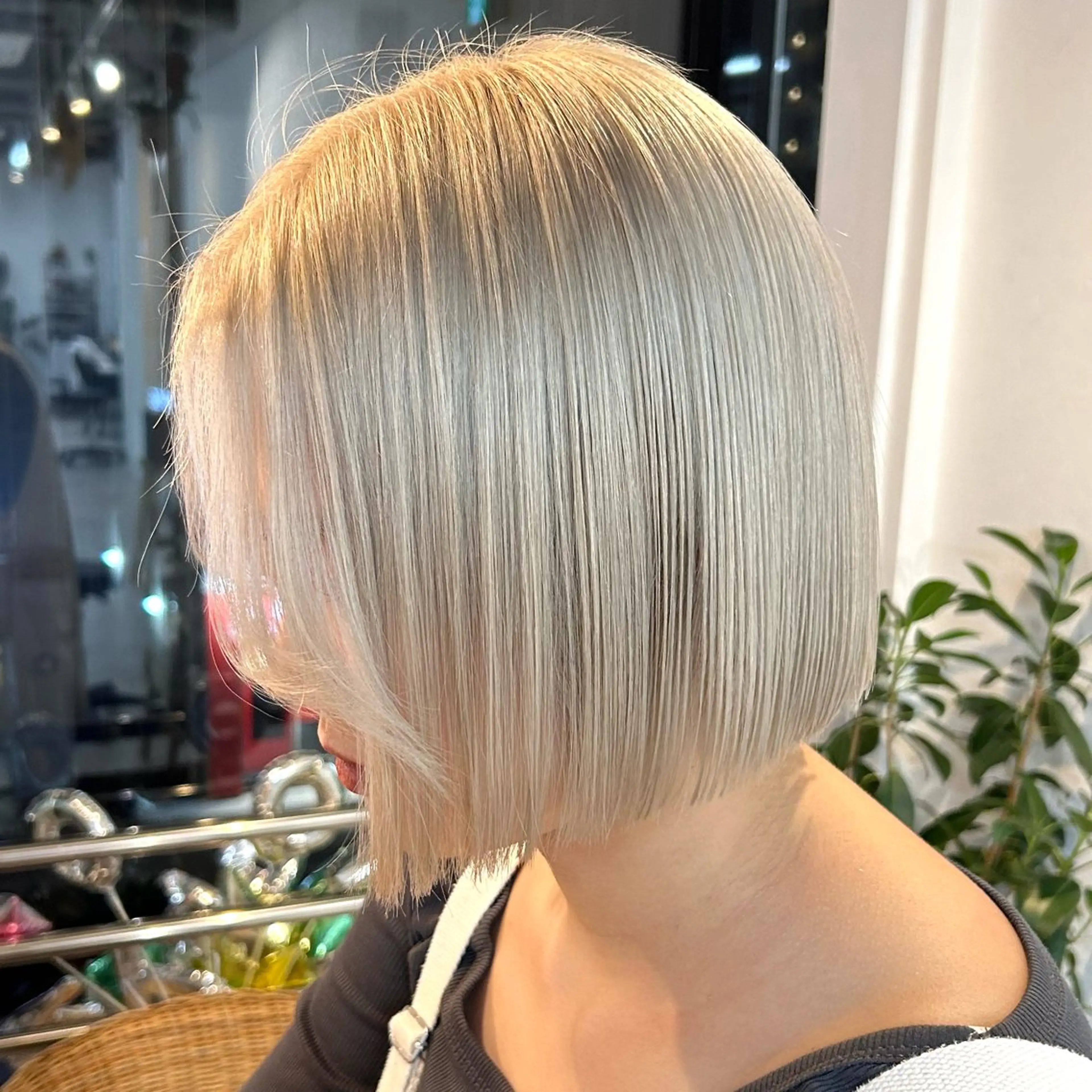 ミディアム カラー ボブ カット ヘアカラー トリートメント 艶カラー/レイヤー/ ハイトーン/まなみのヘアスタイル