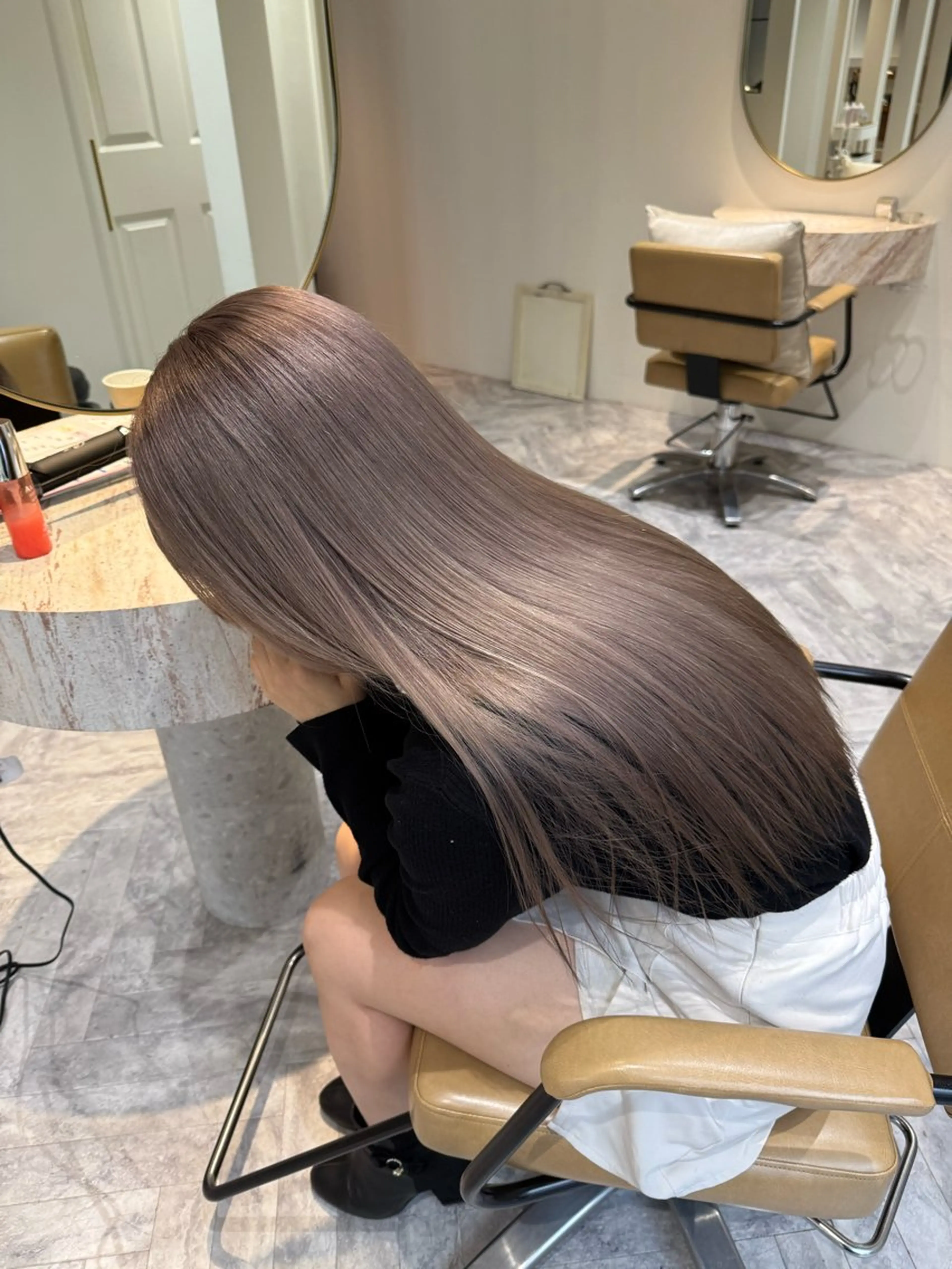 ロング カラー ミルクティー× グレージュMOMOのヘアスタイル