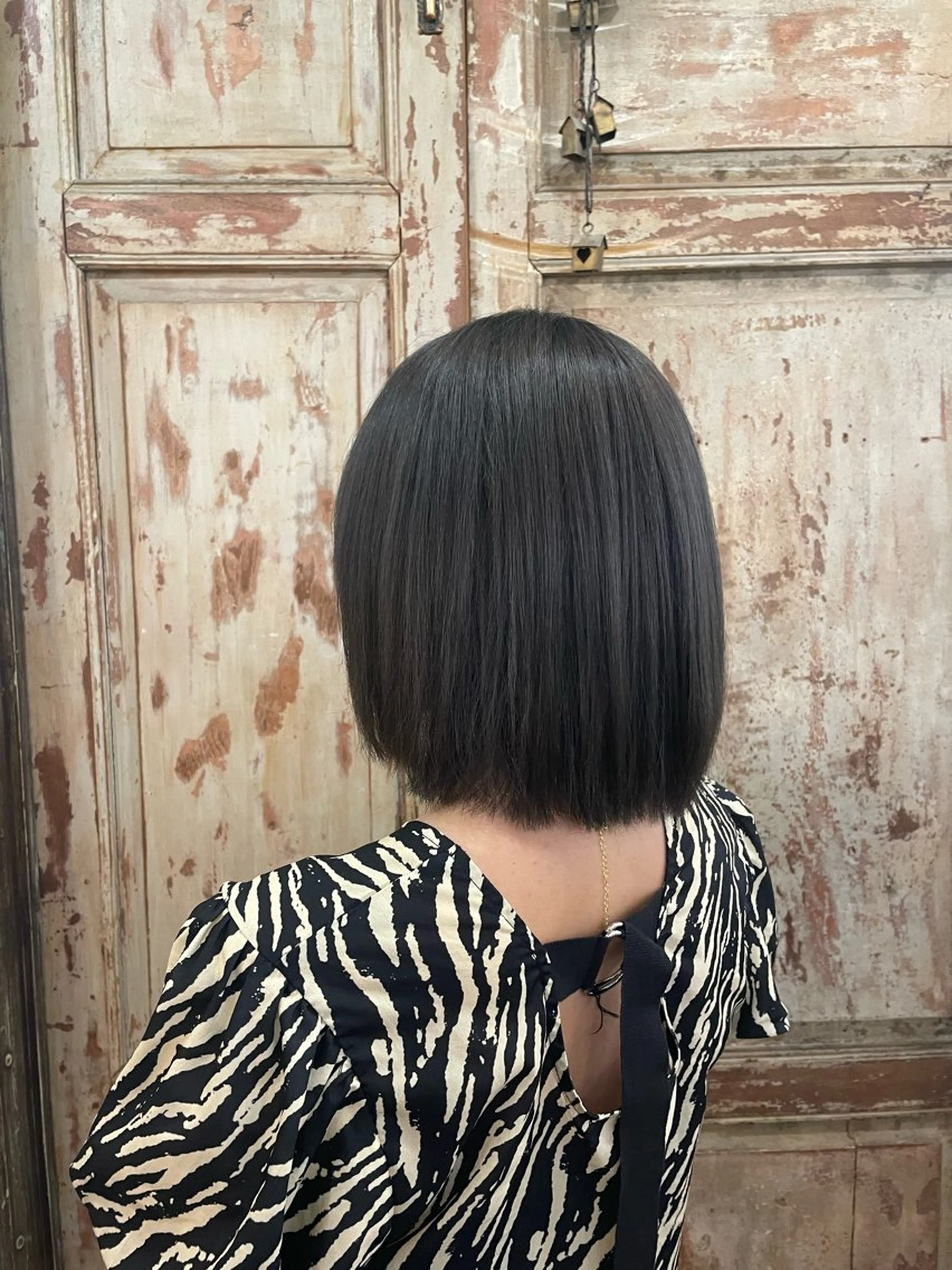 カラー ブリーチ 透明感カラー シルバー i.+odori所属・Miu🤍透明感カラ ー🫧ショートカットのヘアスタイル