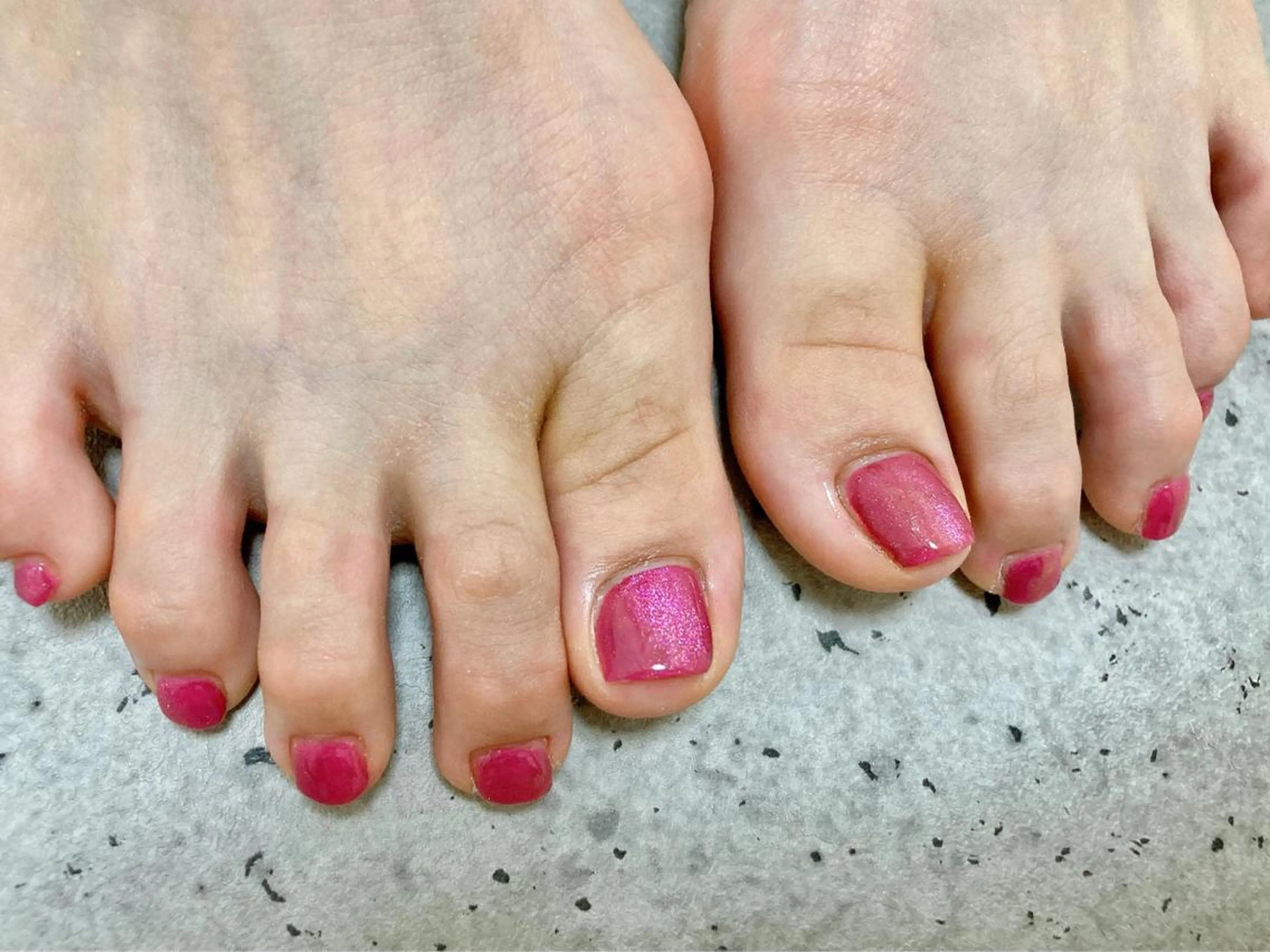 ネイル マグネットネイル ピンク 赤色 フットネイル mogunail &blowのネイルデザイン