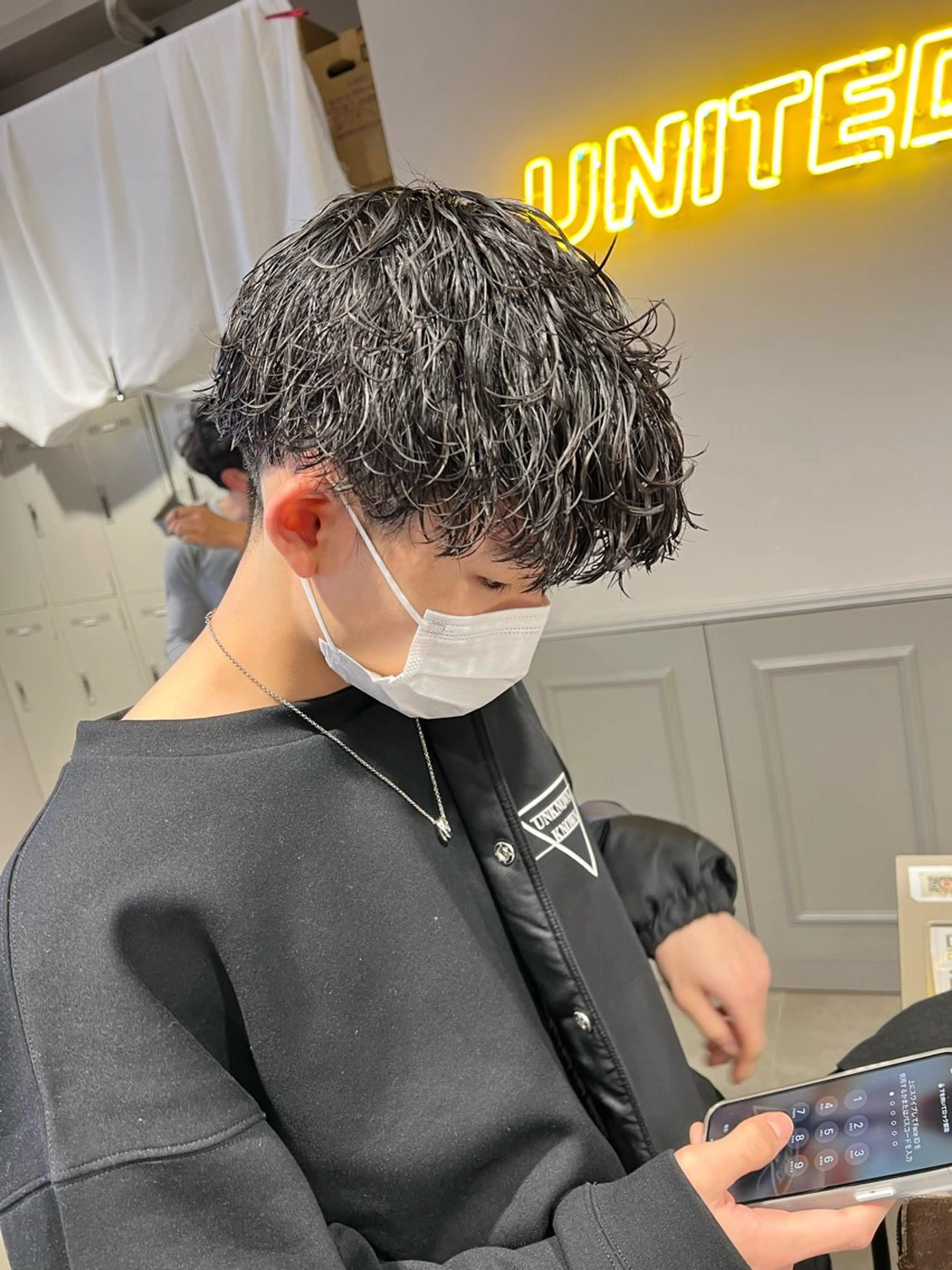 ミディアム パーマ メンズ ミディアムパーマ センターパート メンズ韓国風 韓国マッシュ マッシュウルフ メンズパーマ特化 TAIGAのヘアスタイル