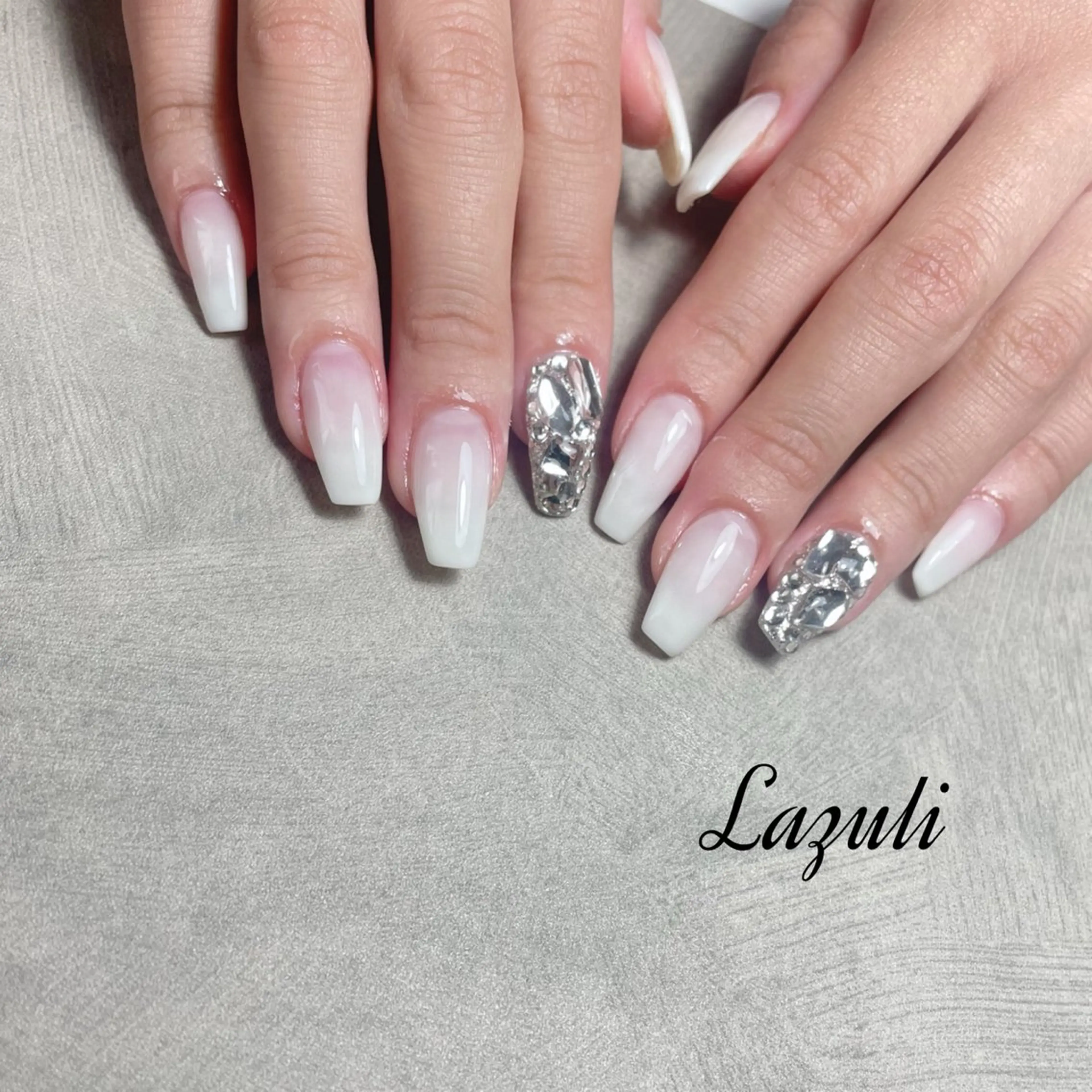 ネイル ホワイト ハンドネイル Lazuli 💎のネイルデザイン