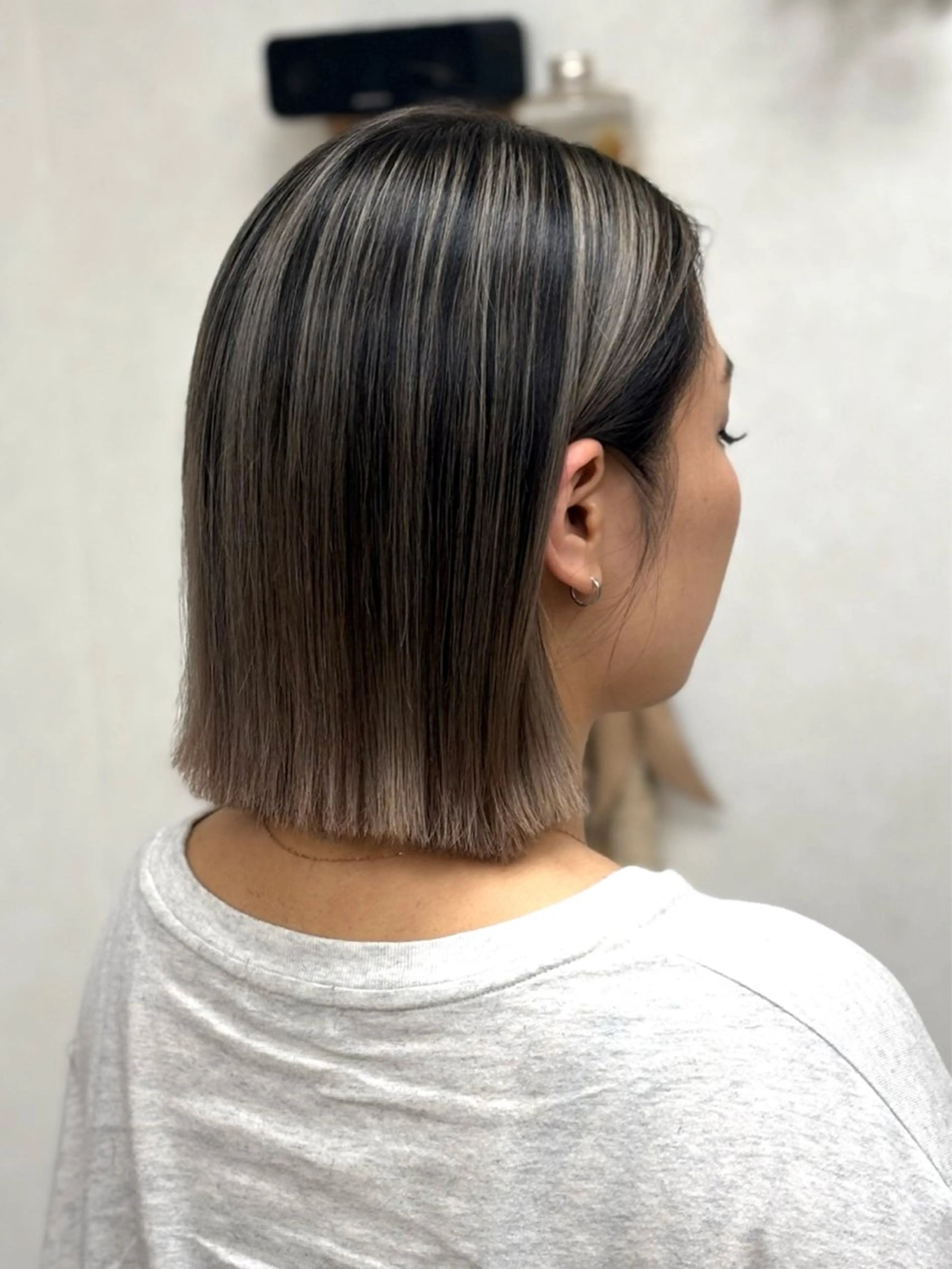 ミディアム レイヤーカット ヘアカラー トリートメント issy/ハイライト ハイトーン／レイヤーのヘアスタイル