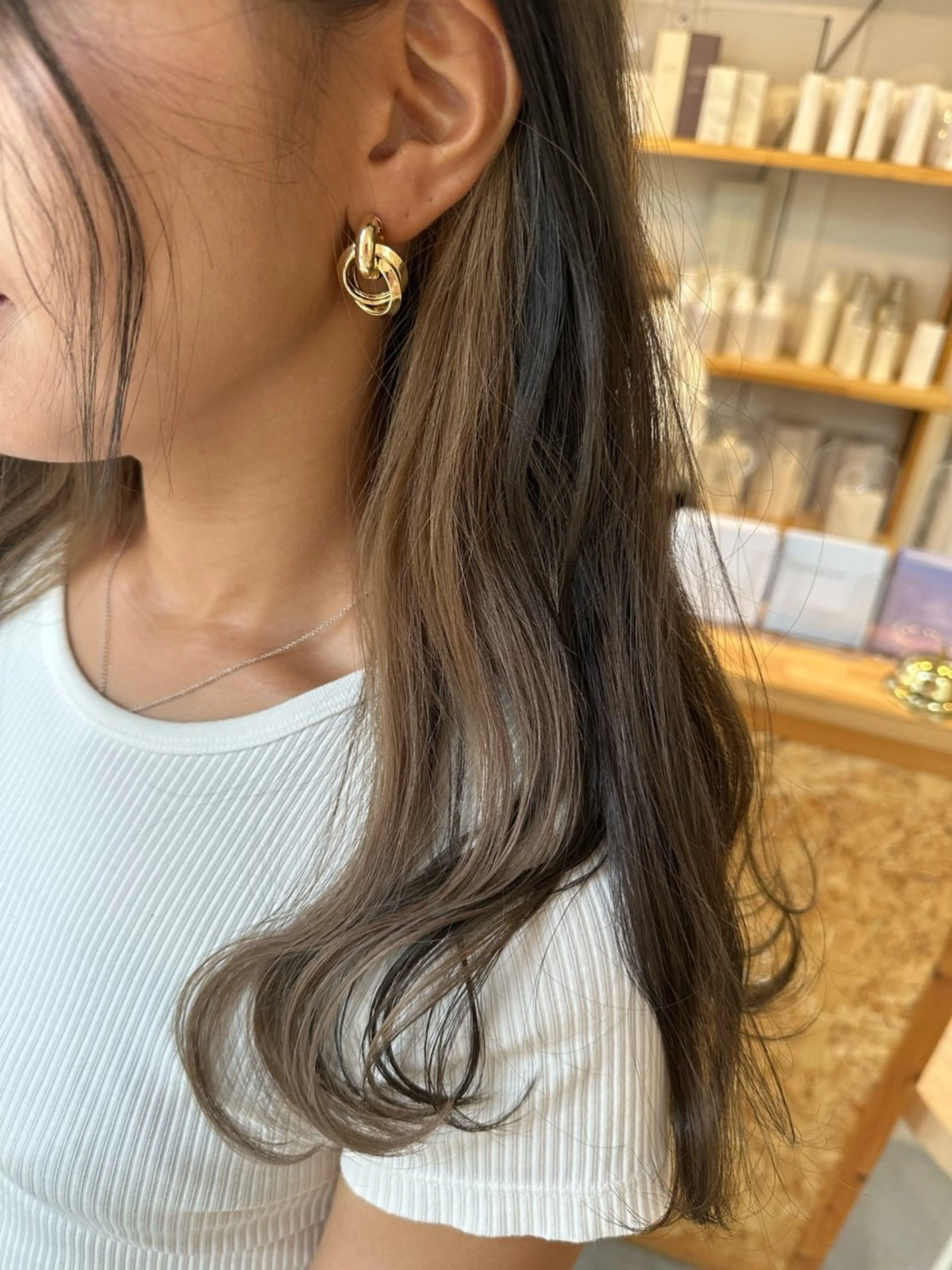 ロング カラー ベージュカラー 松本 莉央のヘアスタイル