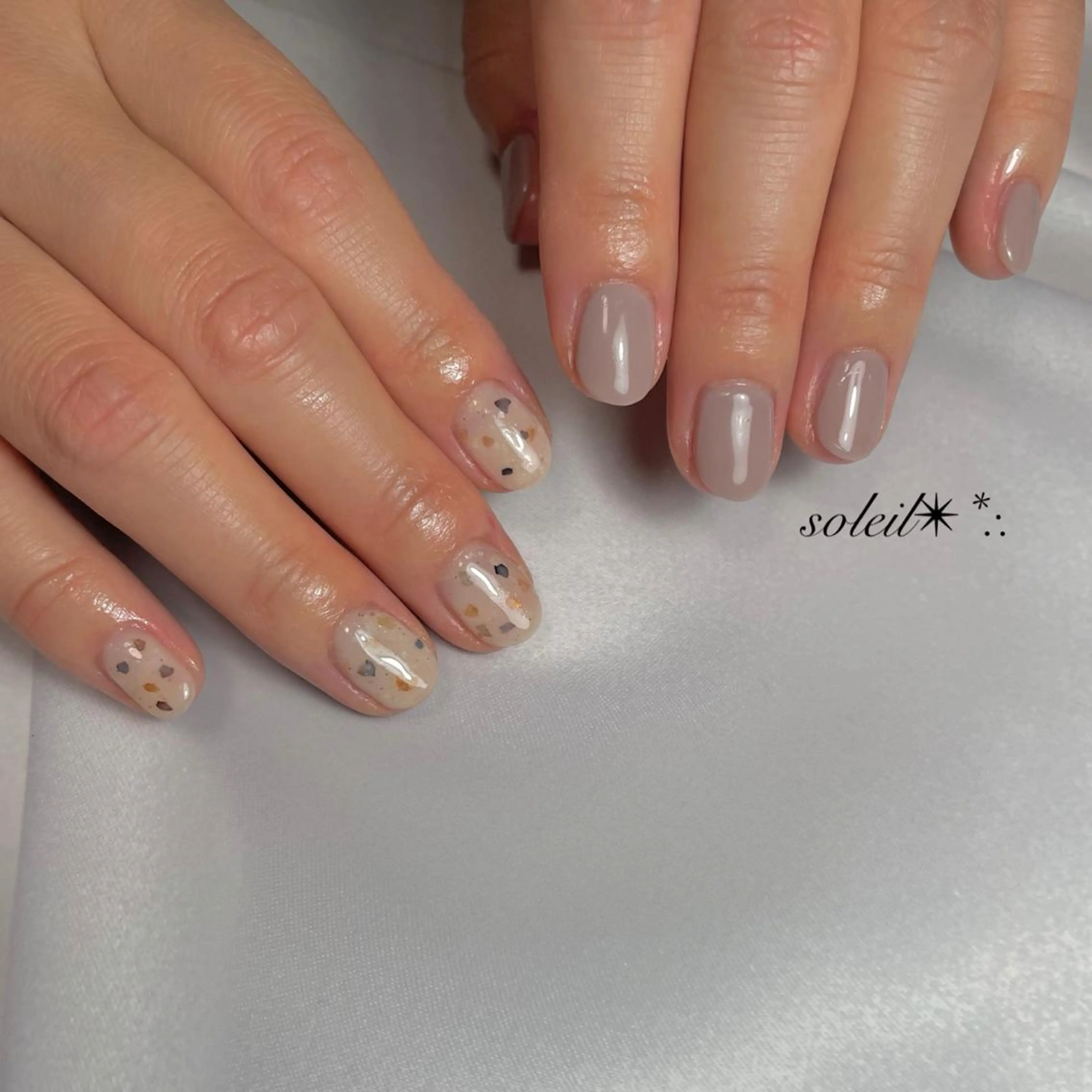 ネイル ジェルネイル ラメ(グリッター) ミラーネイル ニュアンスネイル オフィスネイル 粟津 美紀のネイルデザイン