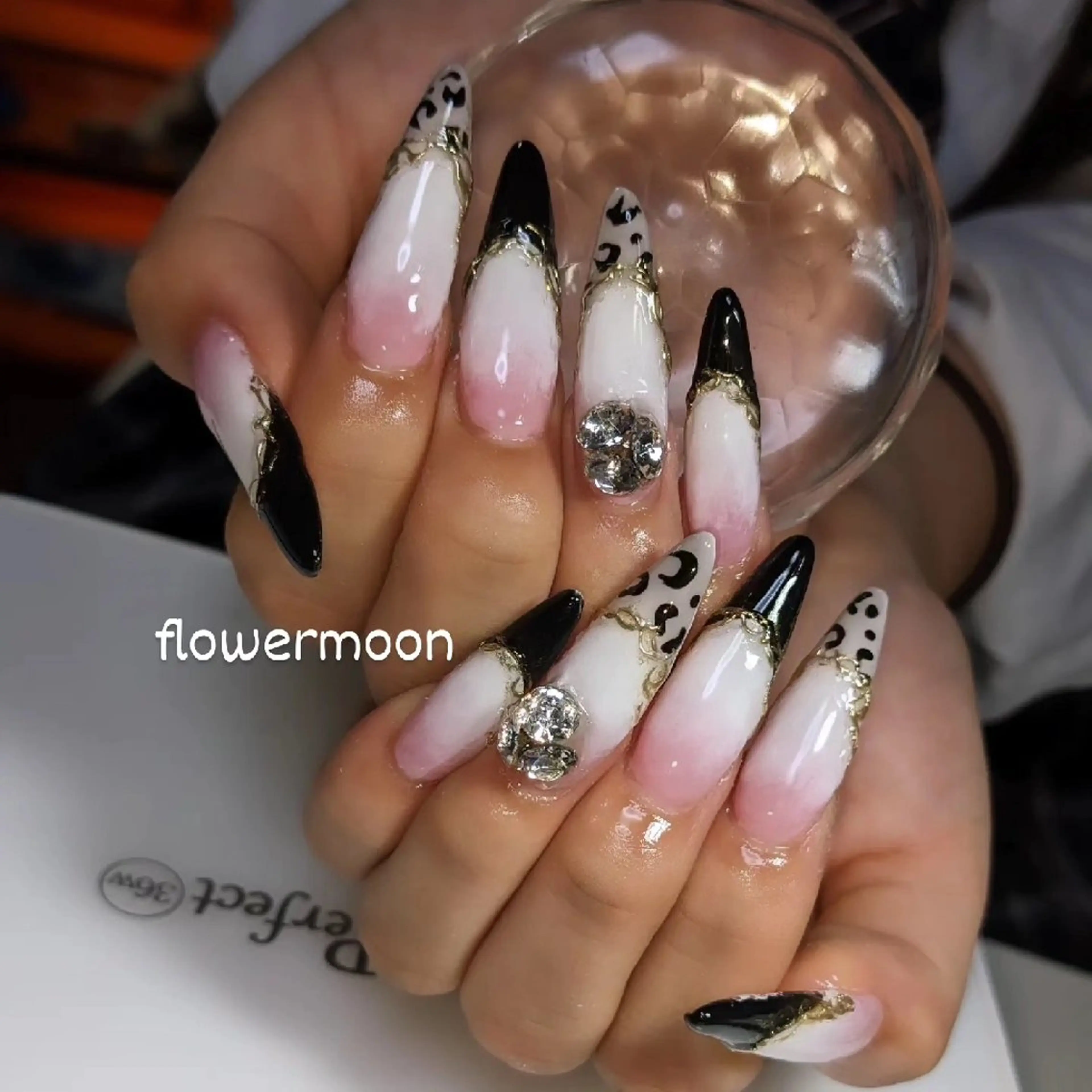 ネイル アニマル柄 アートネイル フレンチネイル グラデーション ミラーネイル ハンドネイル ハンドケア フラワー ムーンのネイルデザイン