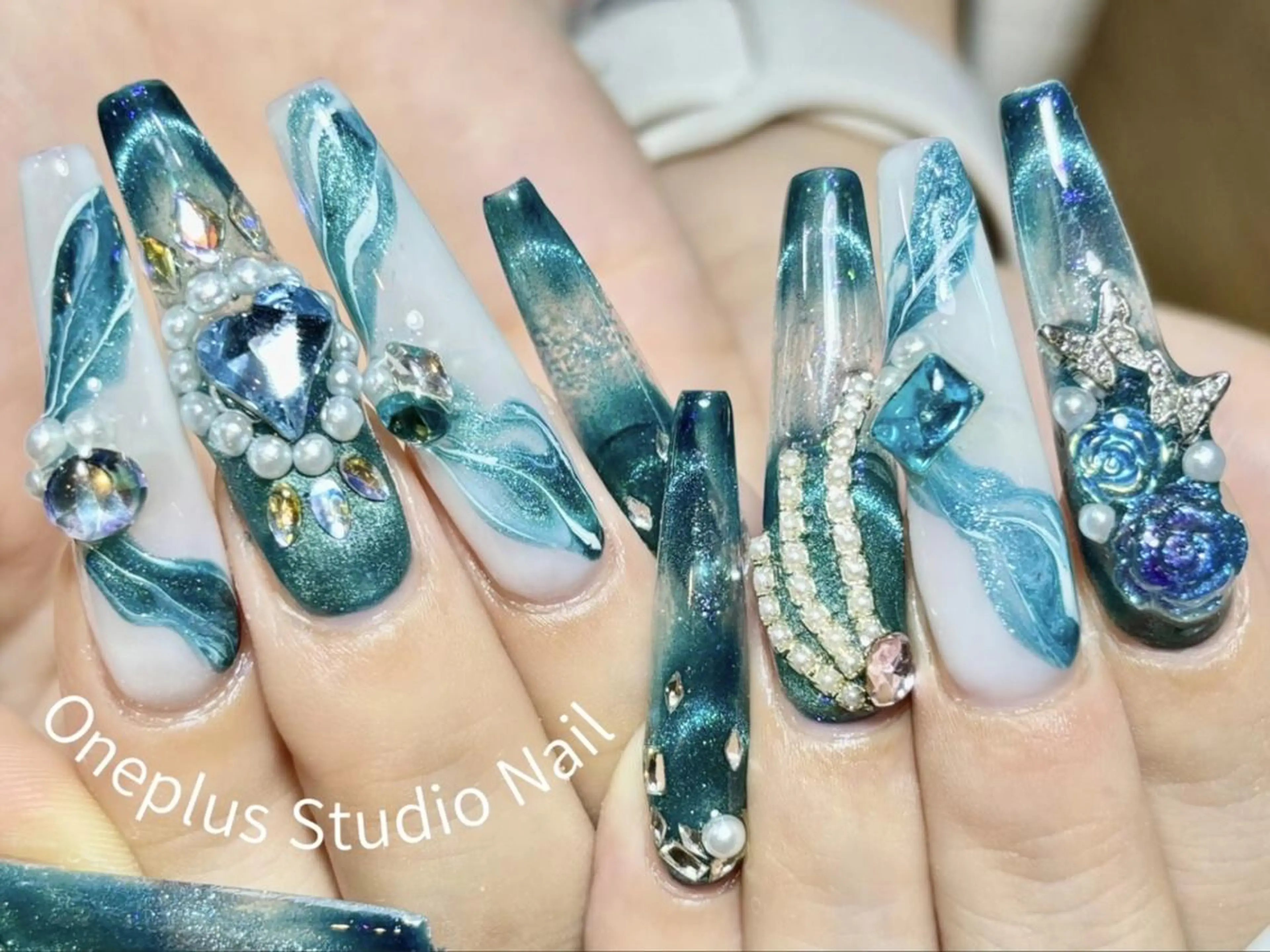 ネイル オーロラネイル 長さ出し フットネイル フレンチネイル ジェルネイル ハンドネイル One Plus Nail Salonのネイルデザイン