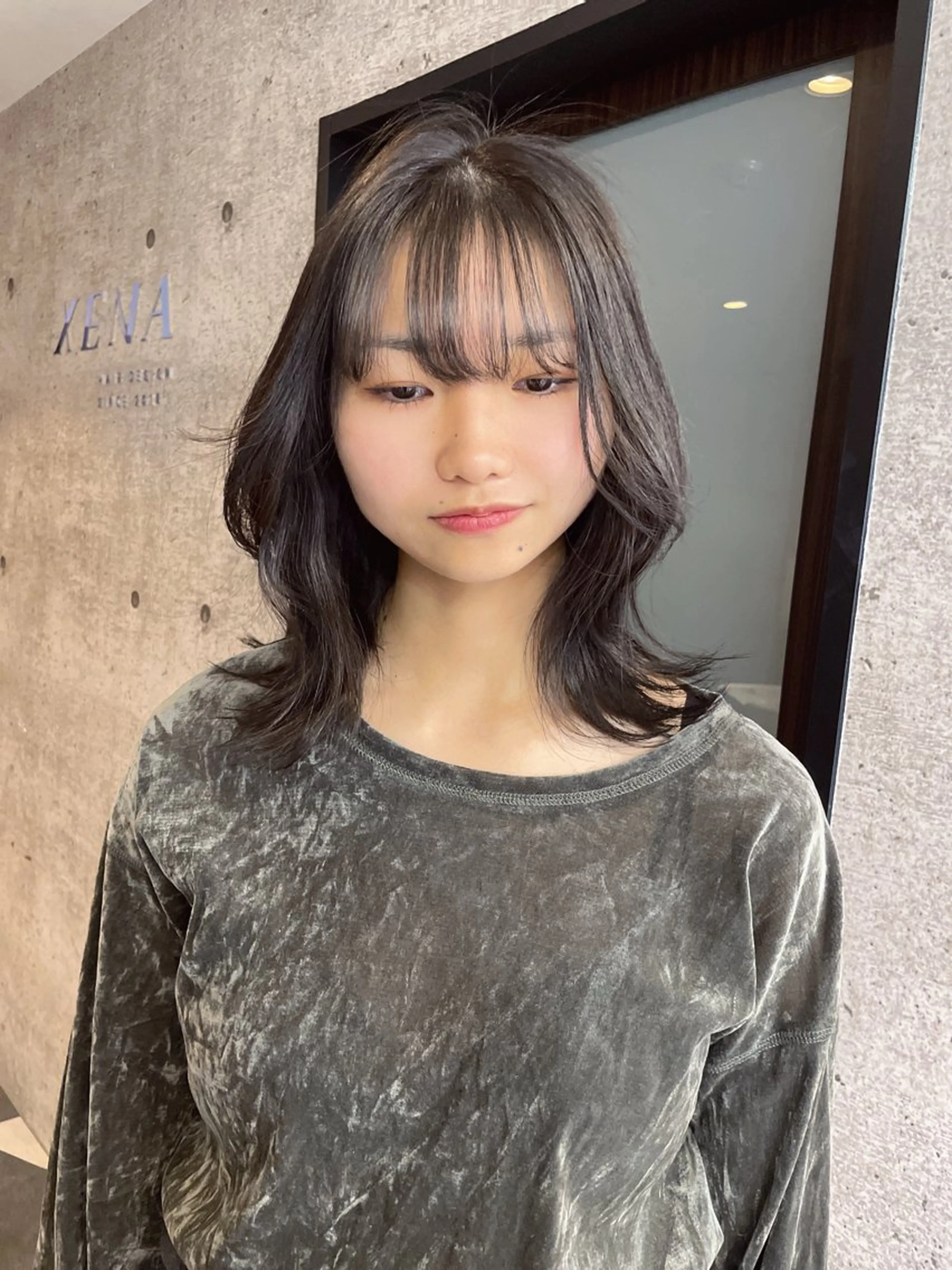 ミディアム GEM YURI ハイトーンカラーのヘアスタイル