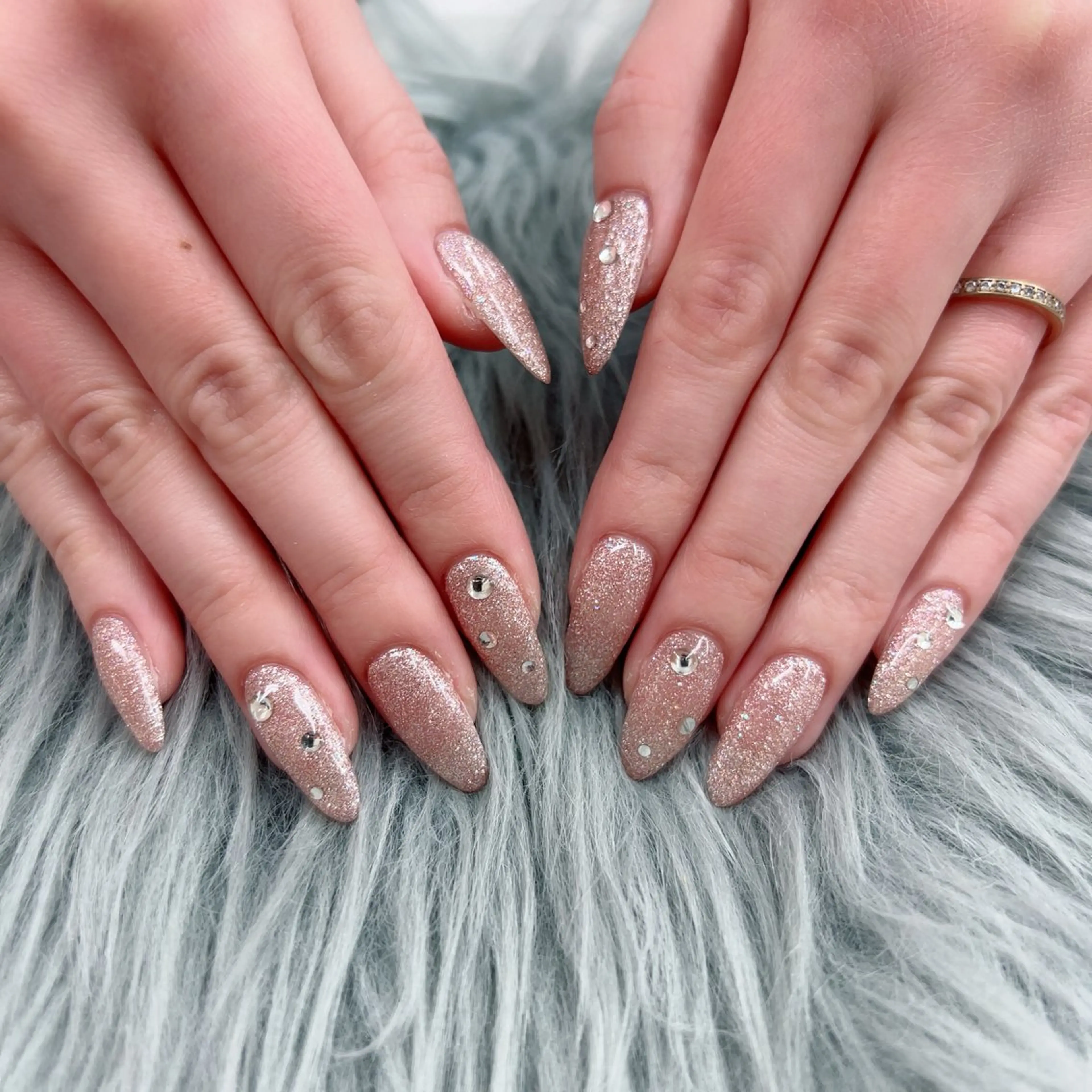 ネイル キラキラネイル ラメ(グリッター) ワンカラーネイル ピンク ストーンネイル ハンドネイル Bianca立川店 saitoのネイルデザイン